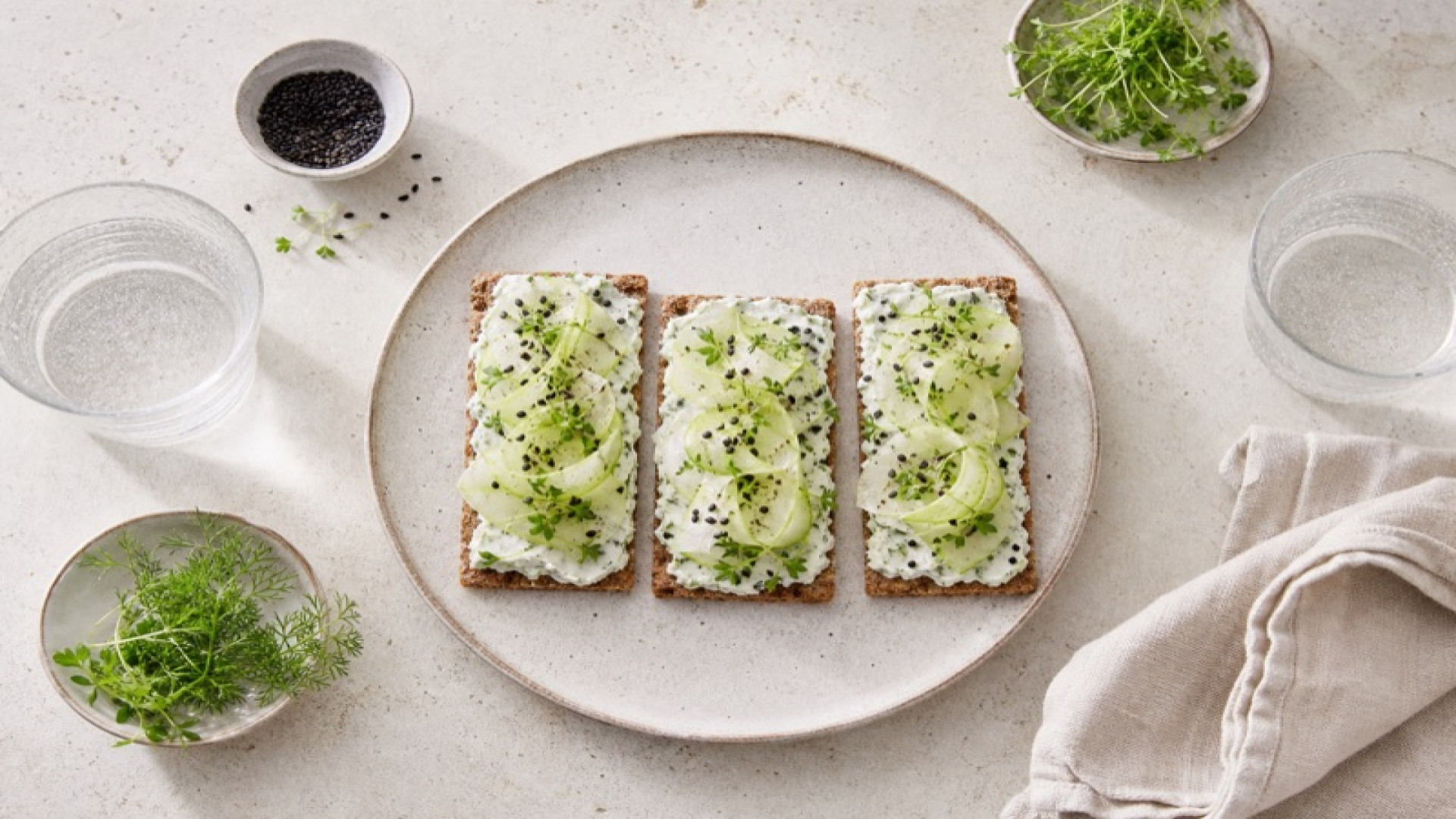 Kräuterquark-Knäckebrot mit Kohlrabi und schwarzem Sesam