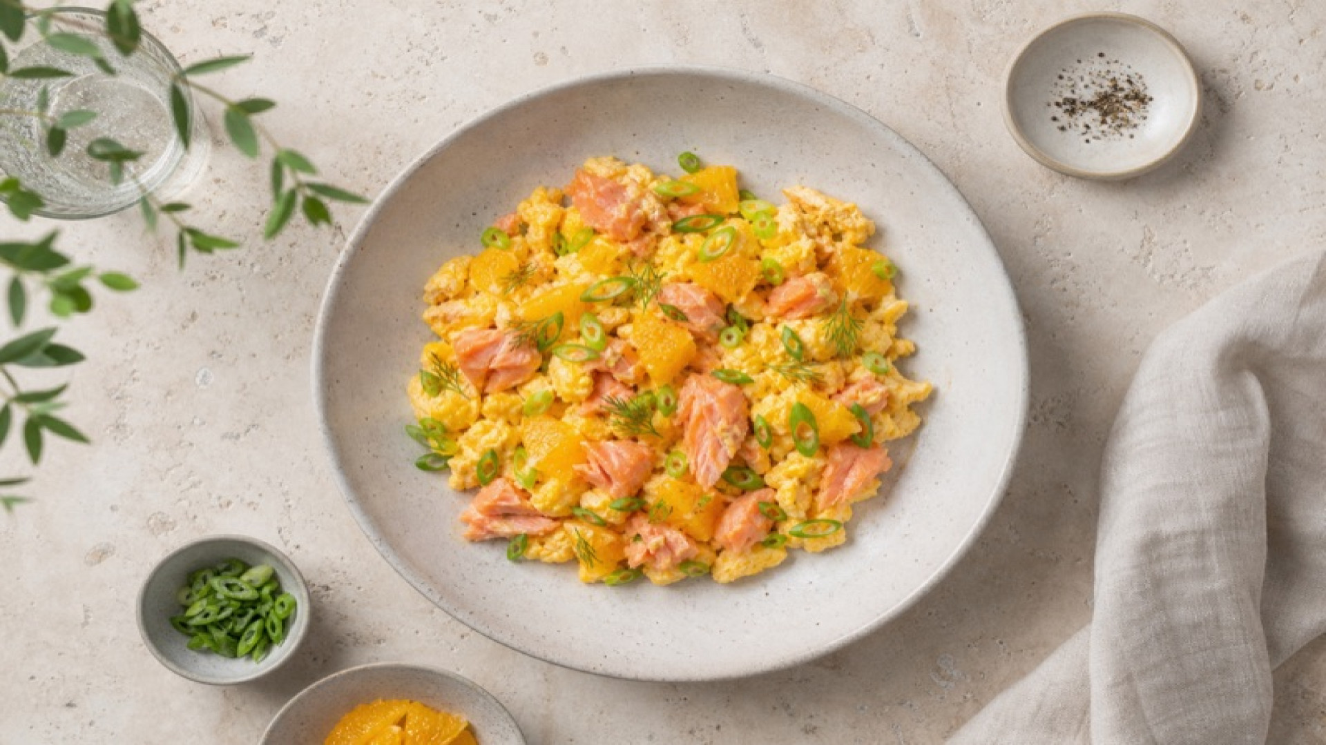 Lachs-Rührei mit Orange und Frühlingszwiebeln