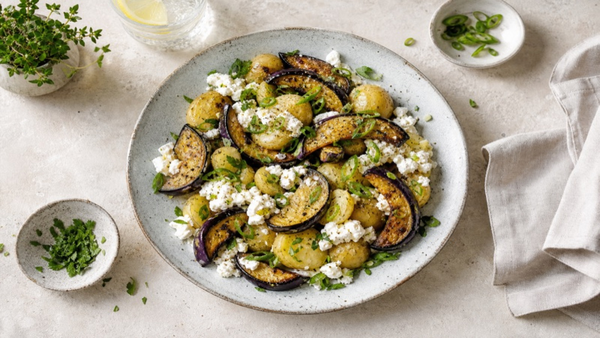 Lauwarmer Kartoffelsalat mit gebackener Aubergine und körnigem Frischkäse