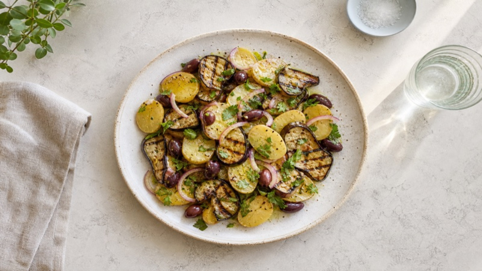 Lauwarmer Kartoffelsalat mit gegrillter Aubergine und Oliven