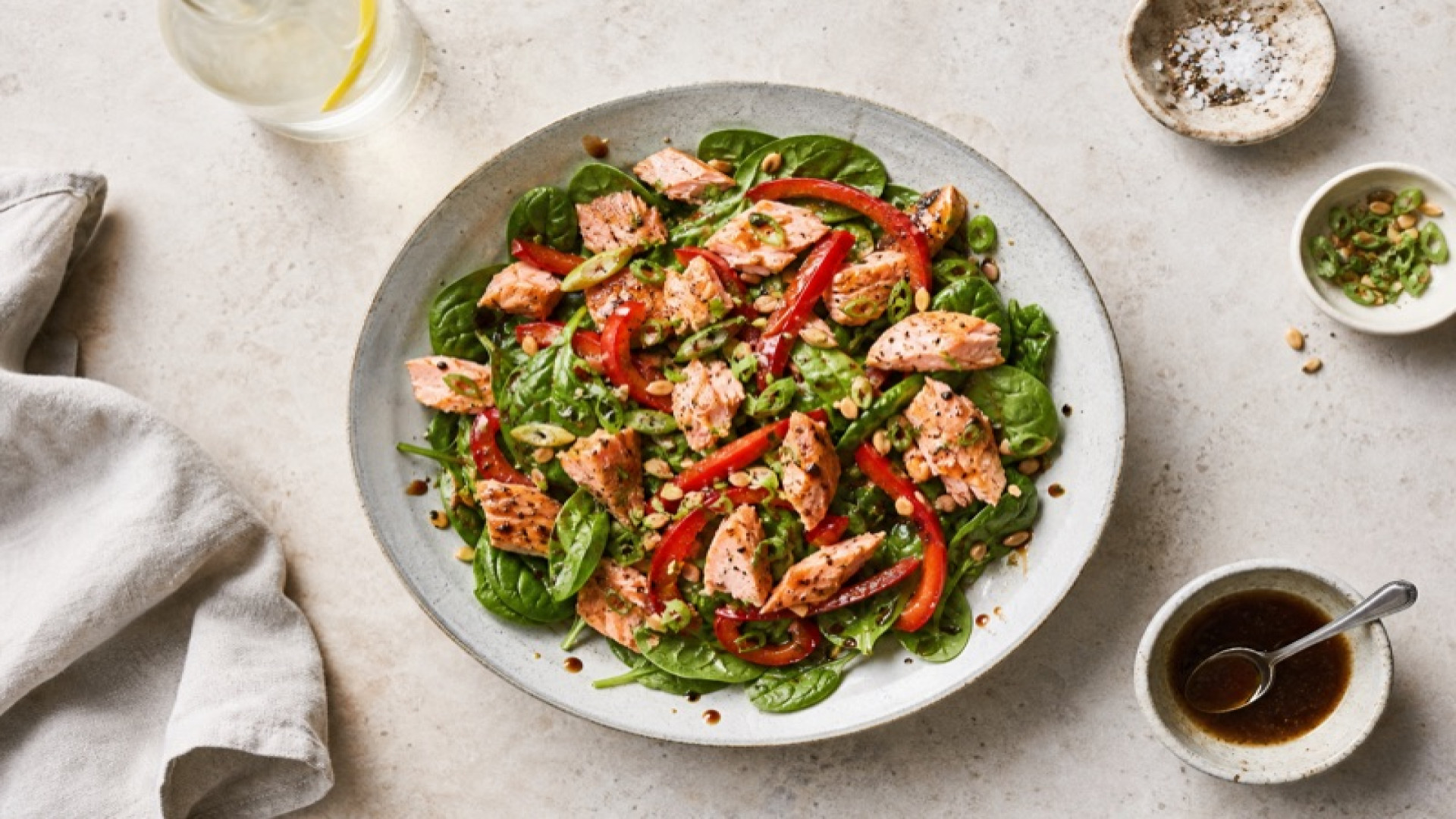 Leichter Wildlachs-Salat mit Spitzpaprika und Balsamico-Dressing