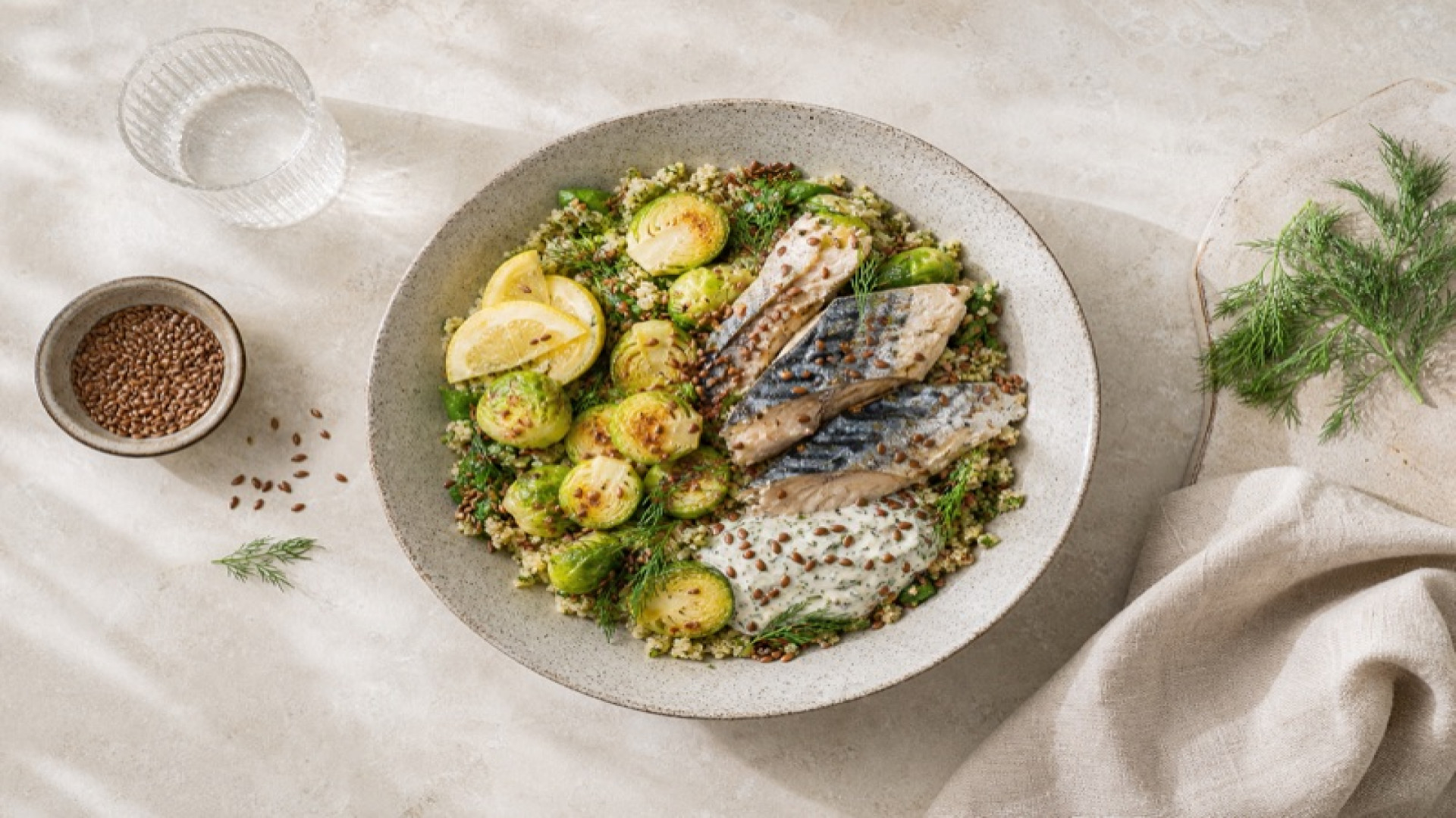 Makrelen-Bowl mit Rosenkohl und gerösteten Leinsamen