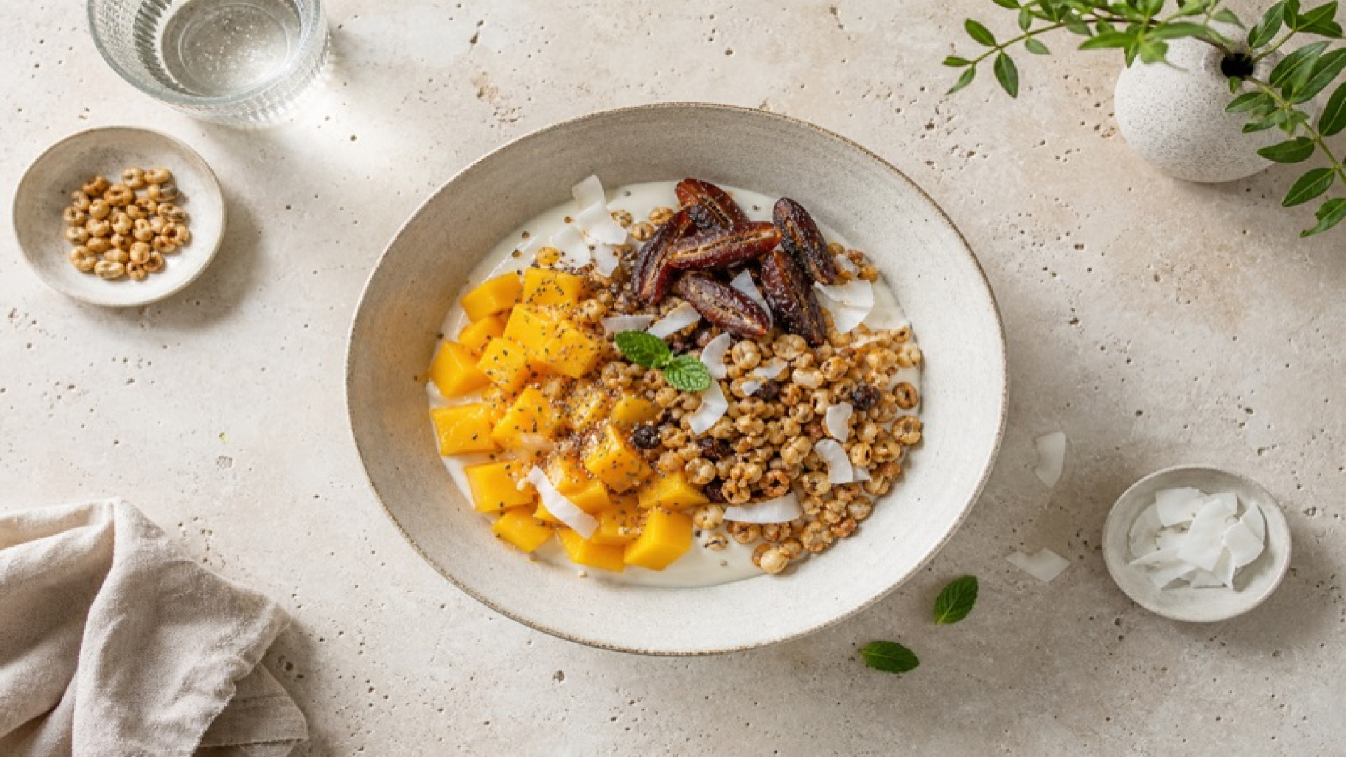 Mango-Datteln-Bowl mit gerösteten Sojakernen