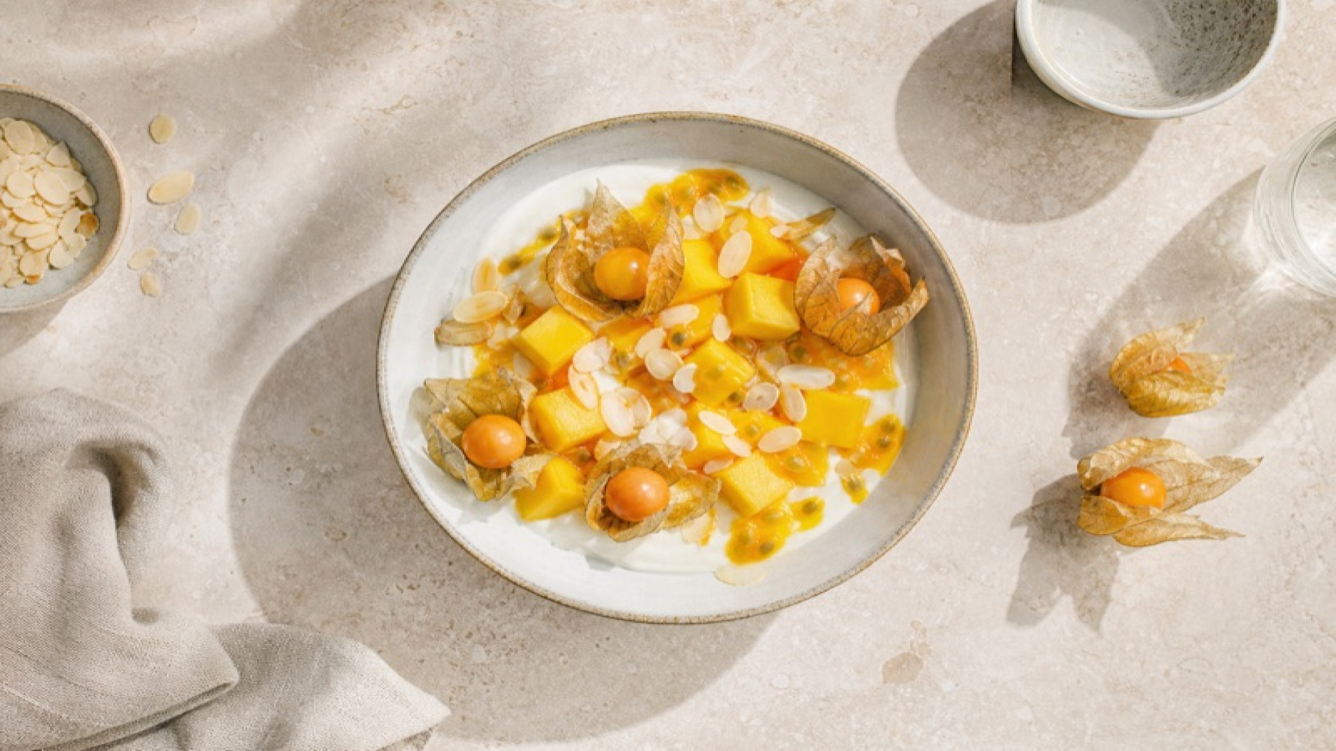 Mango-Joghurt-Bowl mit Physalis und Mandeln