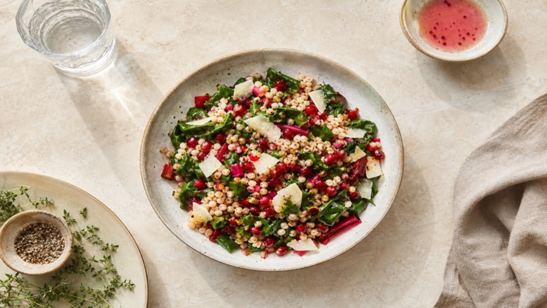 Mangold-Graupen-Salat mit Manchego und Granatapfel-Vinaigrette