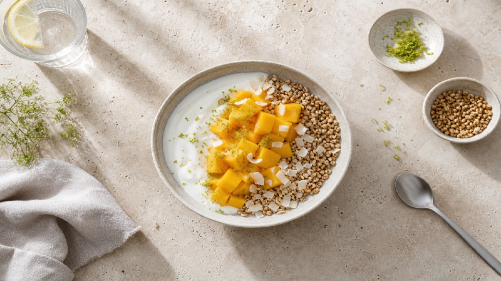 Mango-Skyr-Bowl mit gepufftem Buchweizen