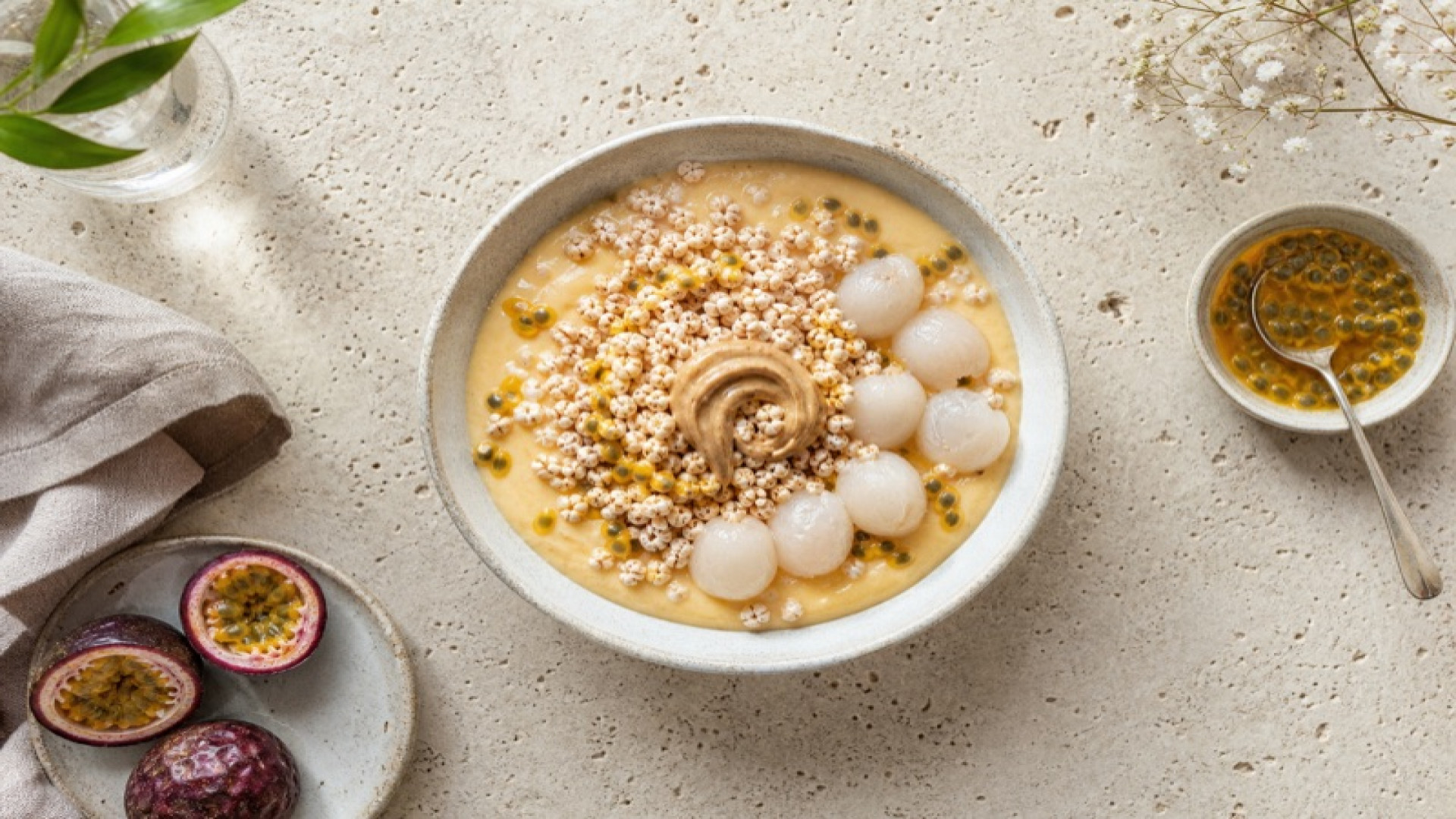 Maracuja-Litschi-Bowl mit Weizenpops und Mandelcreme