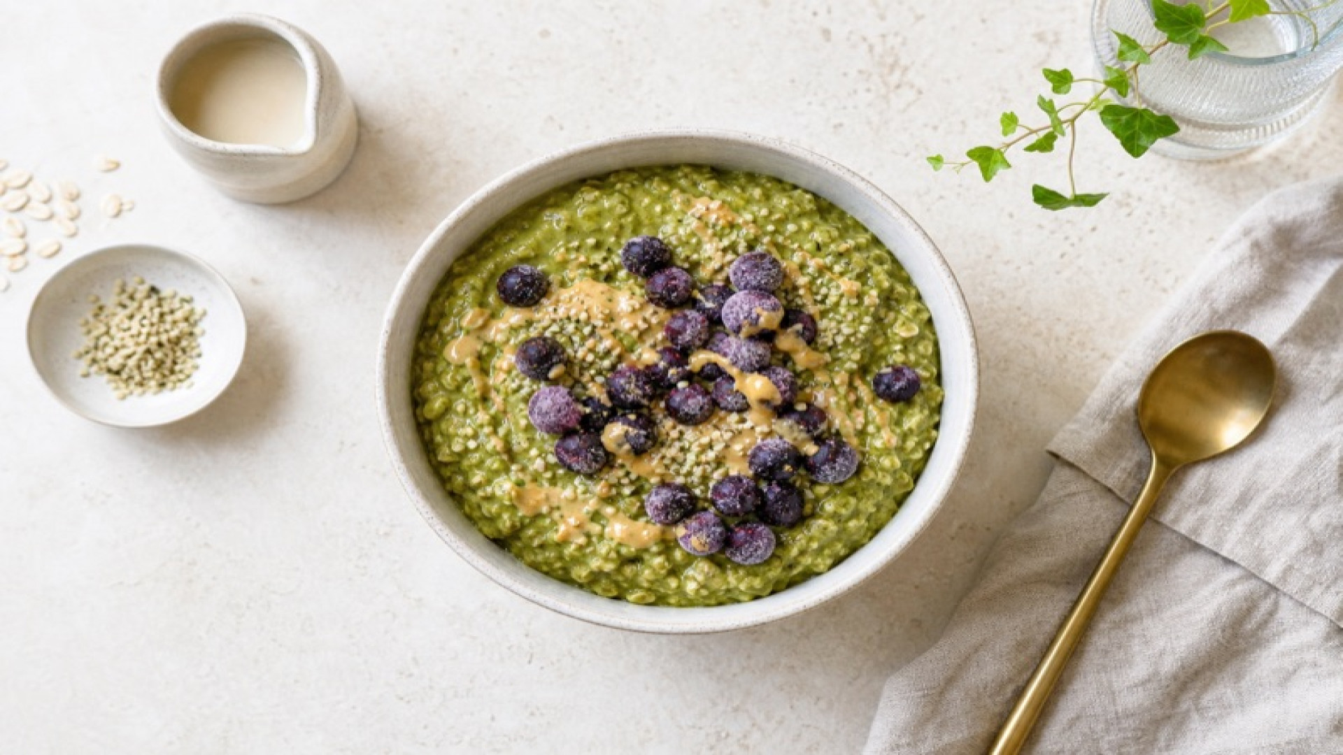 Matcha-Hafer-Porridge mit TK-Heidelbeeren