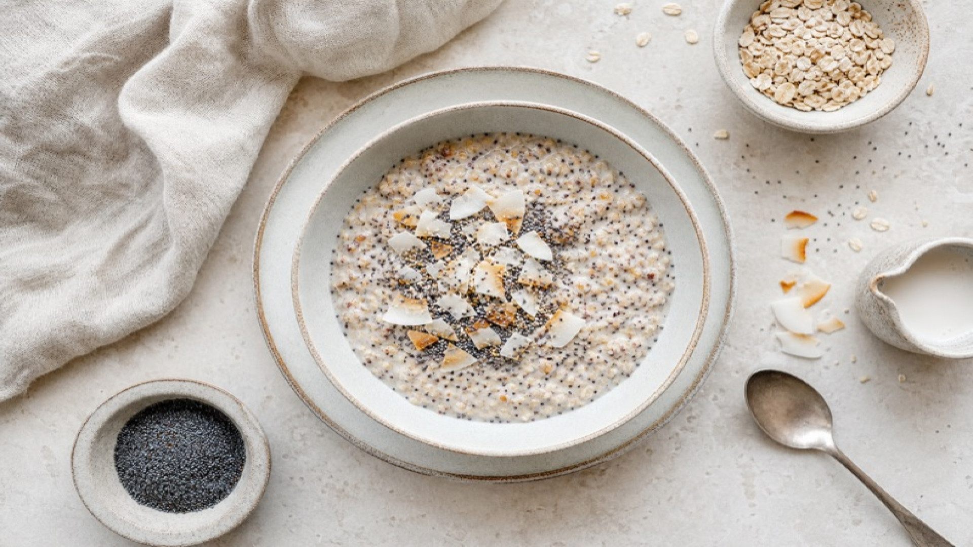Mehrkornflocken-Porridge mit Kokosmilch und Mohn
