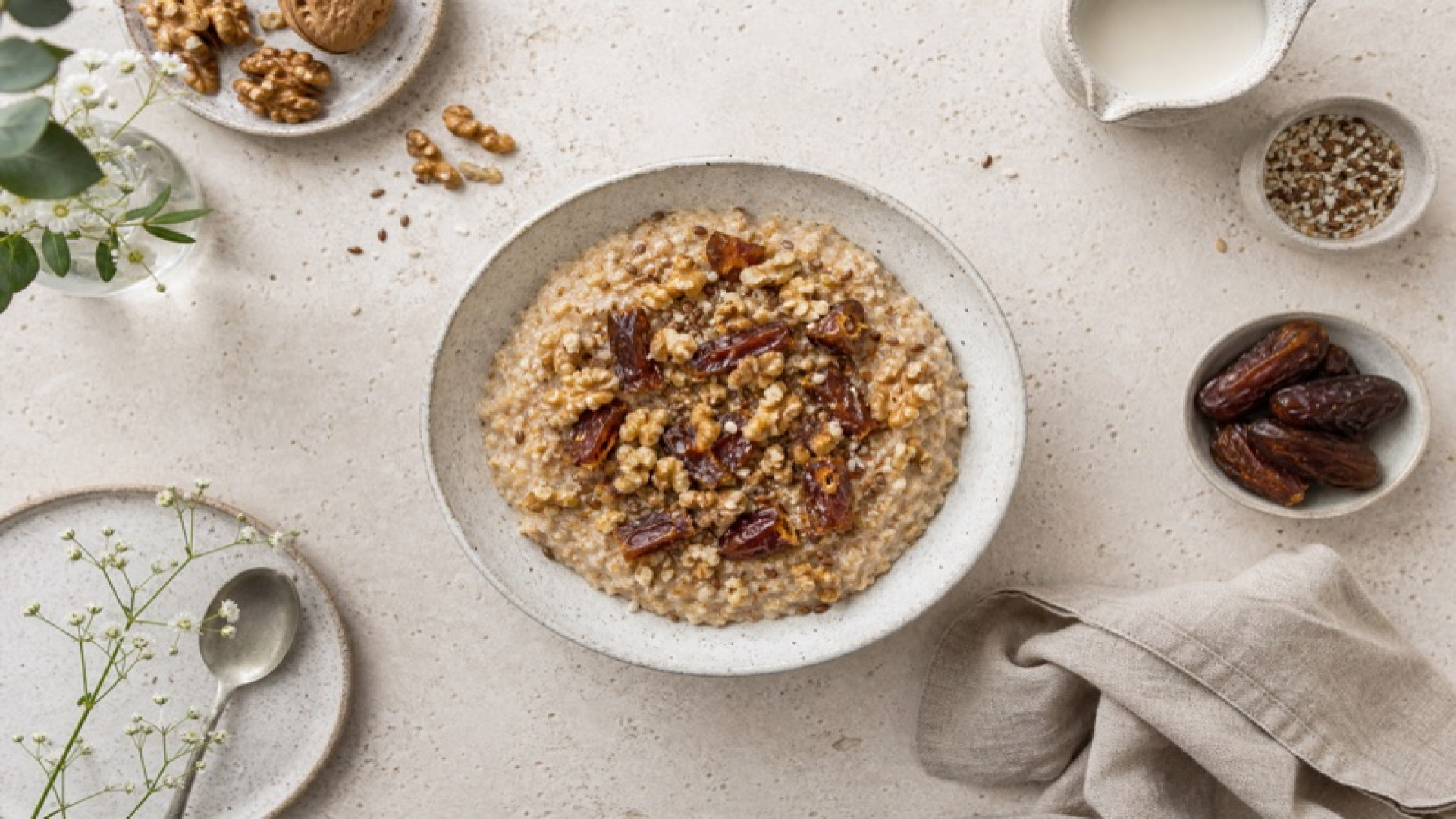 Mehrkornschrot-Porridge mit Datteln und Walnüssen