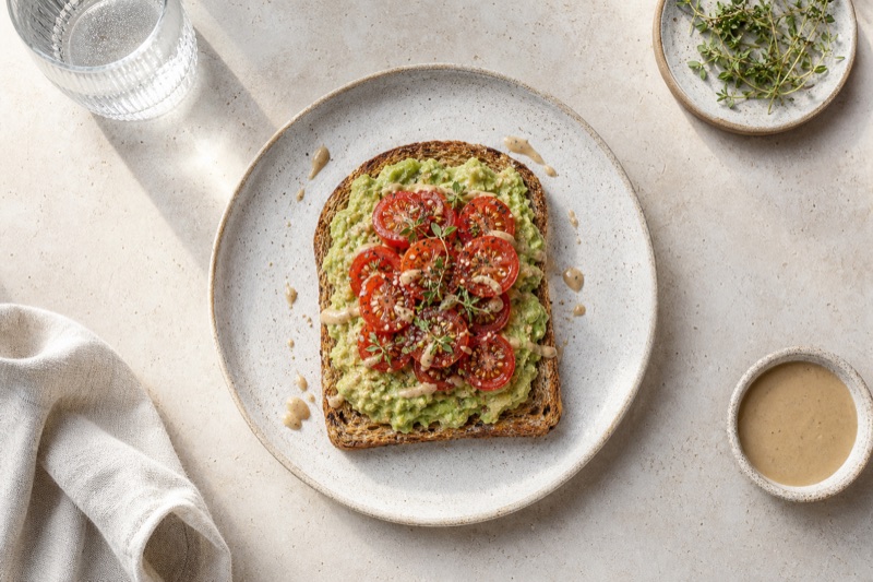 Mehrkorntoast mit Avocado-Tahin und Tomaten