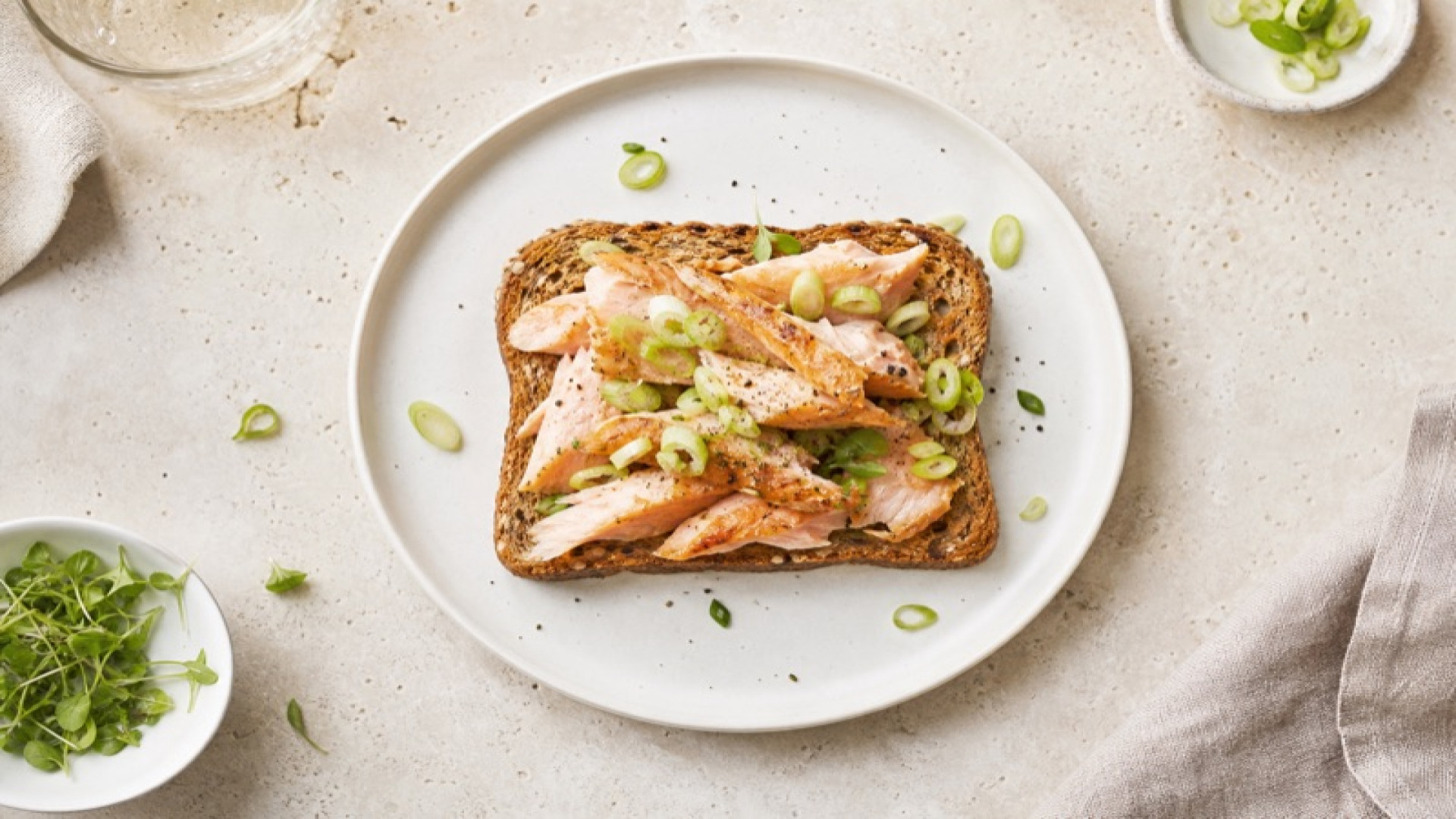 Mehrkorntoast mit geräuchertem Rotbarsch und Frühlingszwiebeln