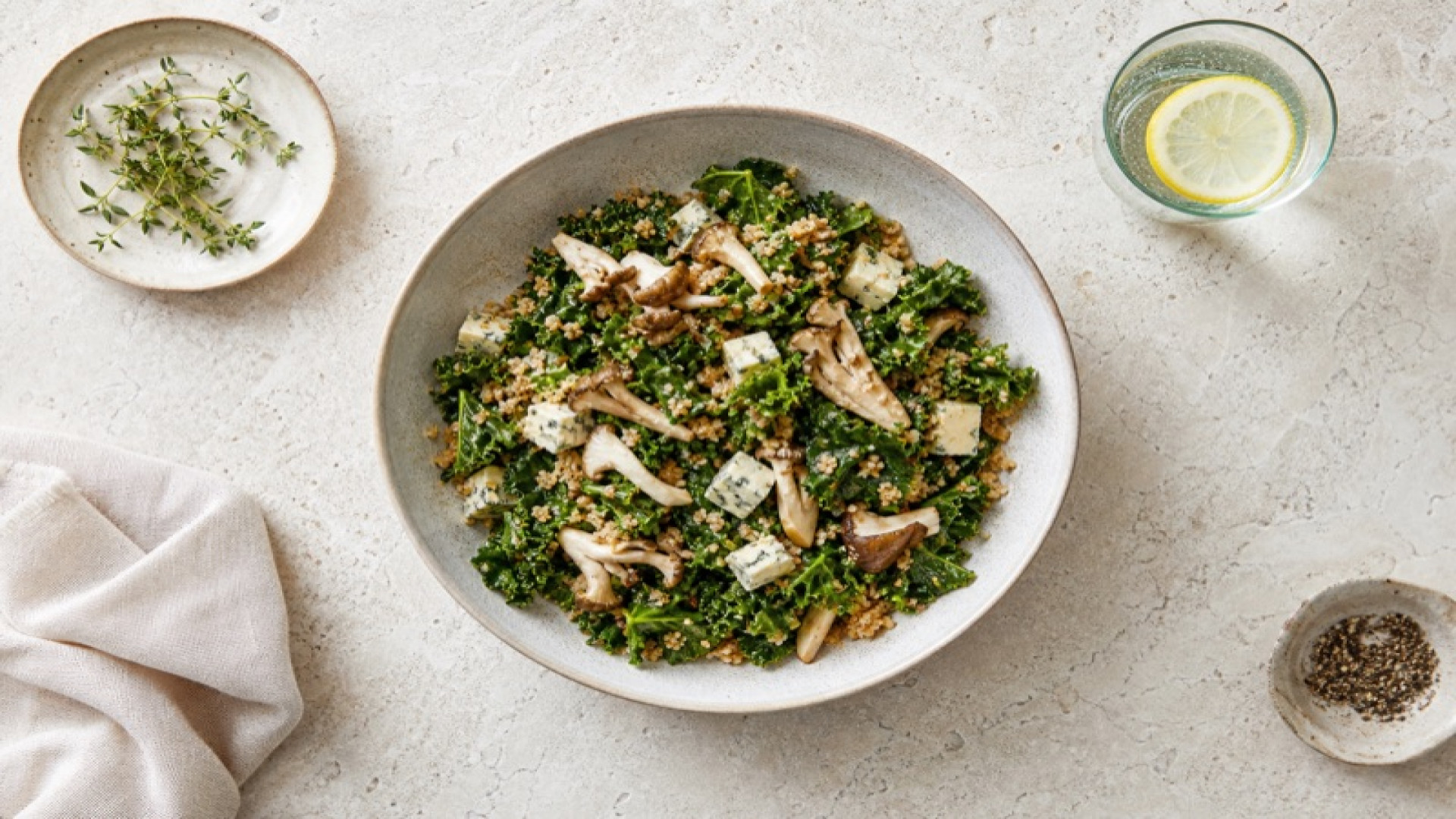 Miso-artiger Grünkohl-Salat mit Vollkornschrot und Edelpilzkäse