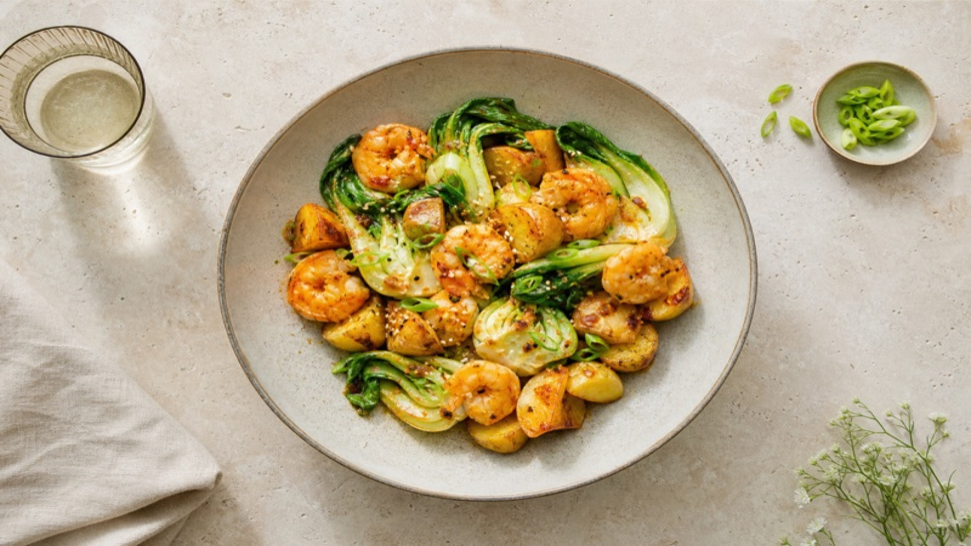 Miso-Kartoffel-Bowl mit Pak Choi und Garnelen