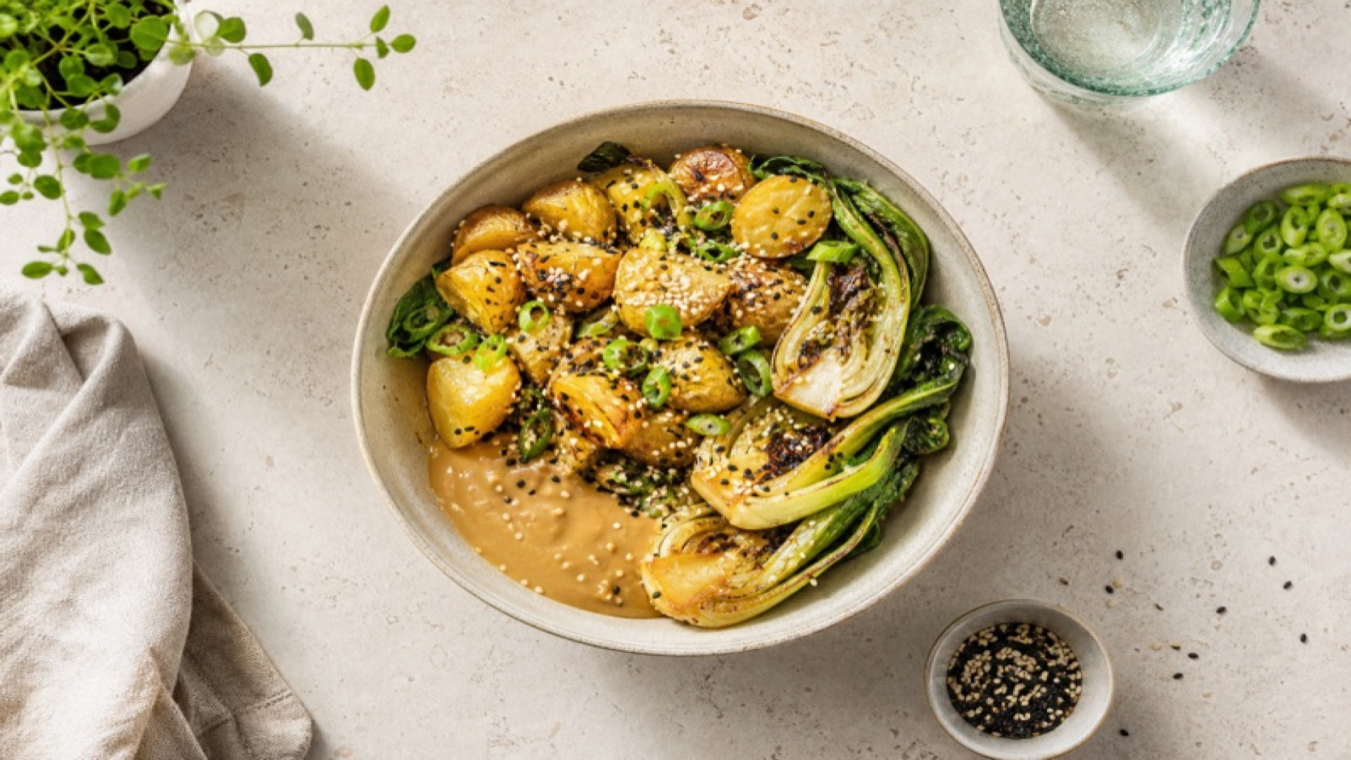 Miso-Kartoffel-Bowl mit Pak Choi und Sesam