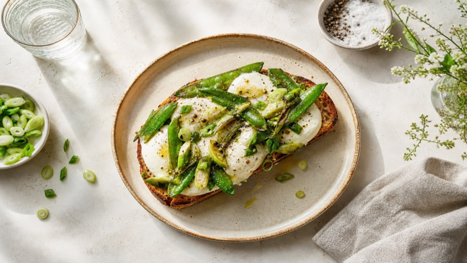 Mozzarella-Brot mit gebratenem Zuckersnais und Frühlingszwiebeln
