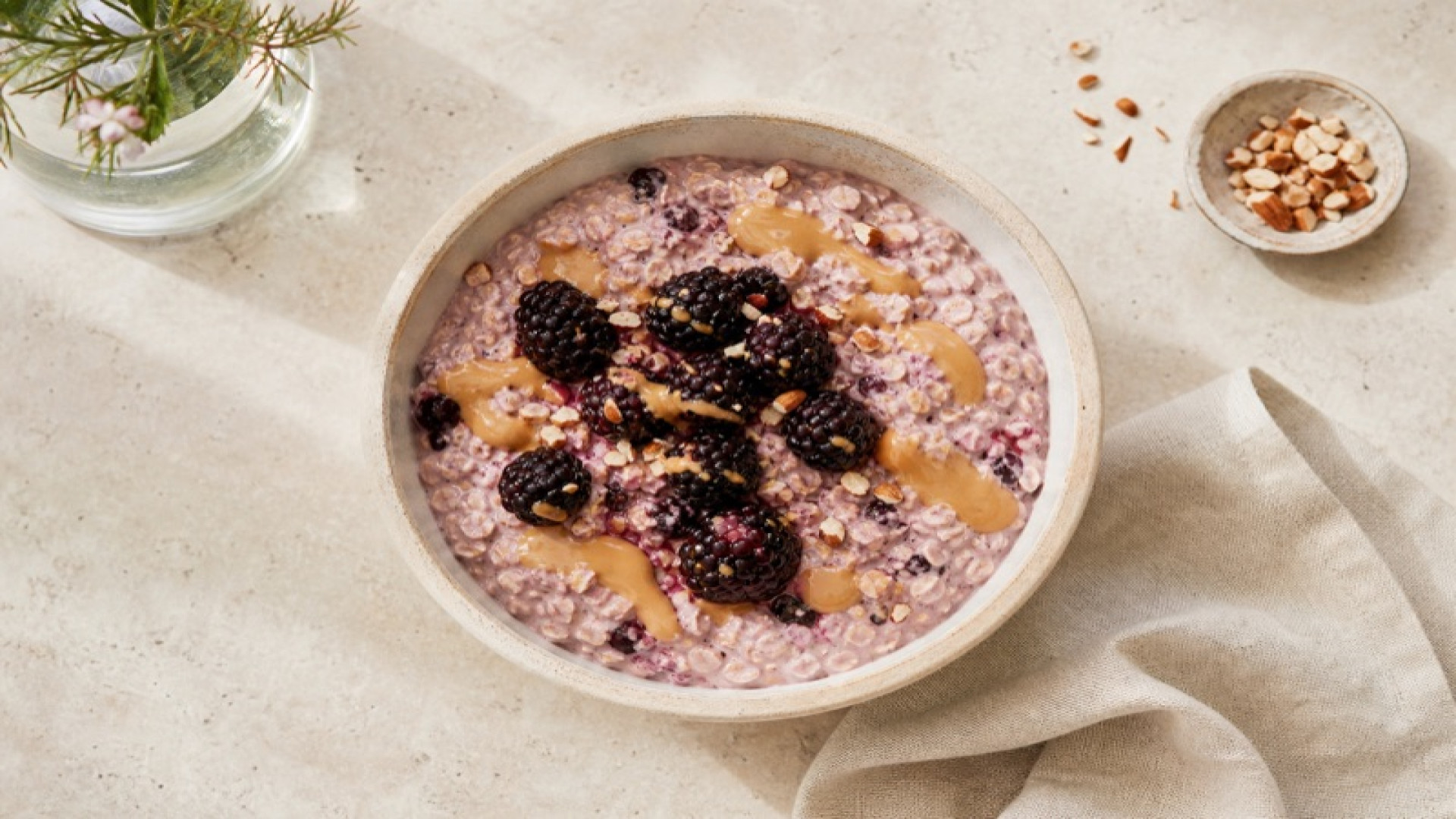 Overnight Oats mit Brombeeren und Mandelbutter