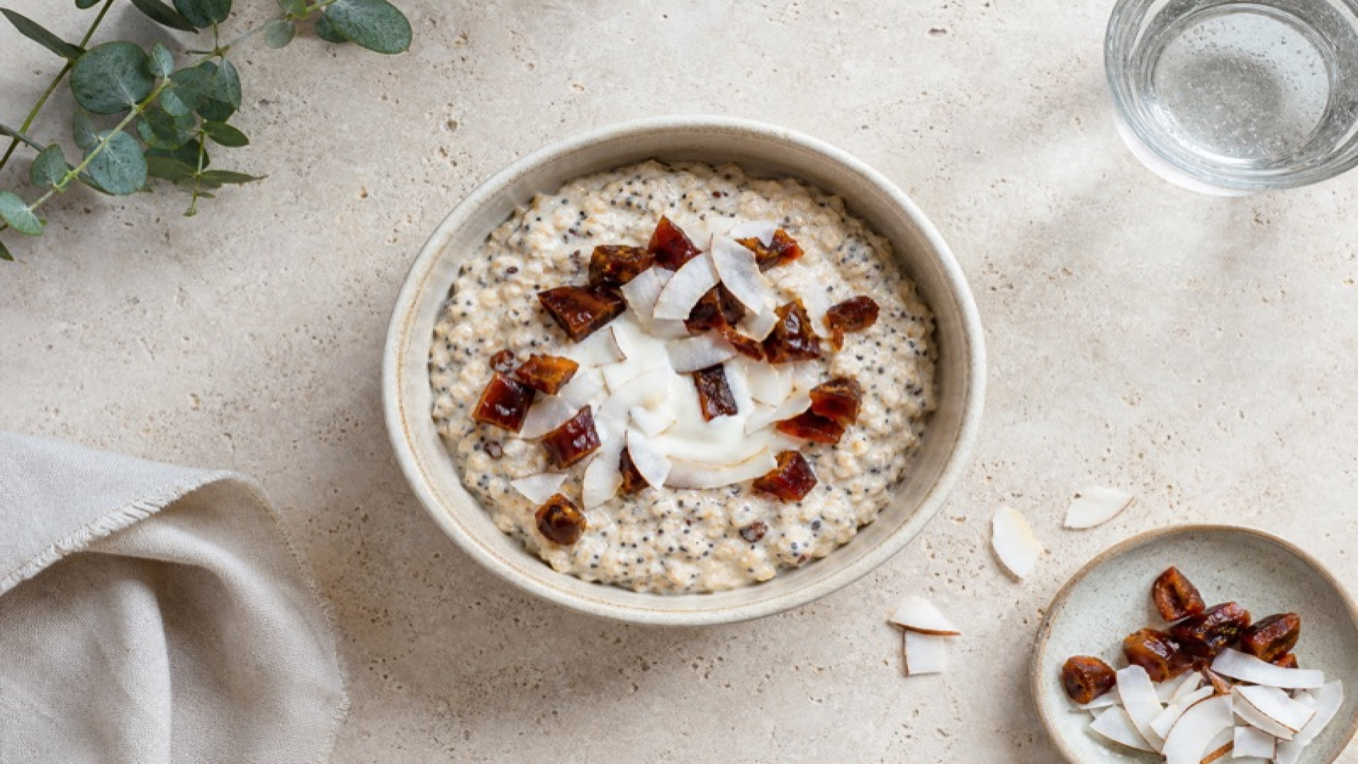Overnight Oats mit Mohn, Datteln und Kokoscreme