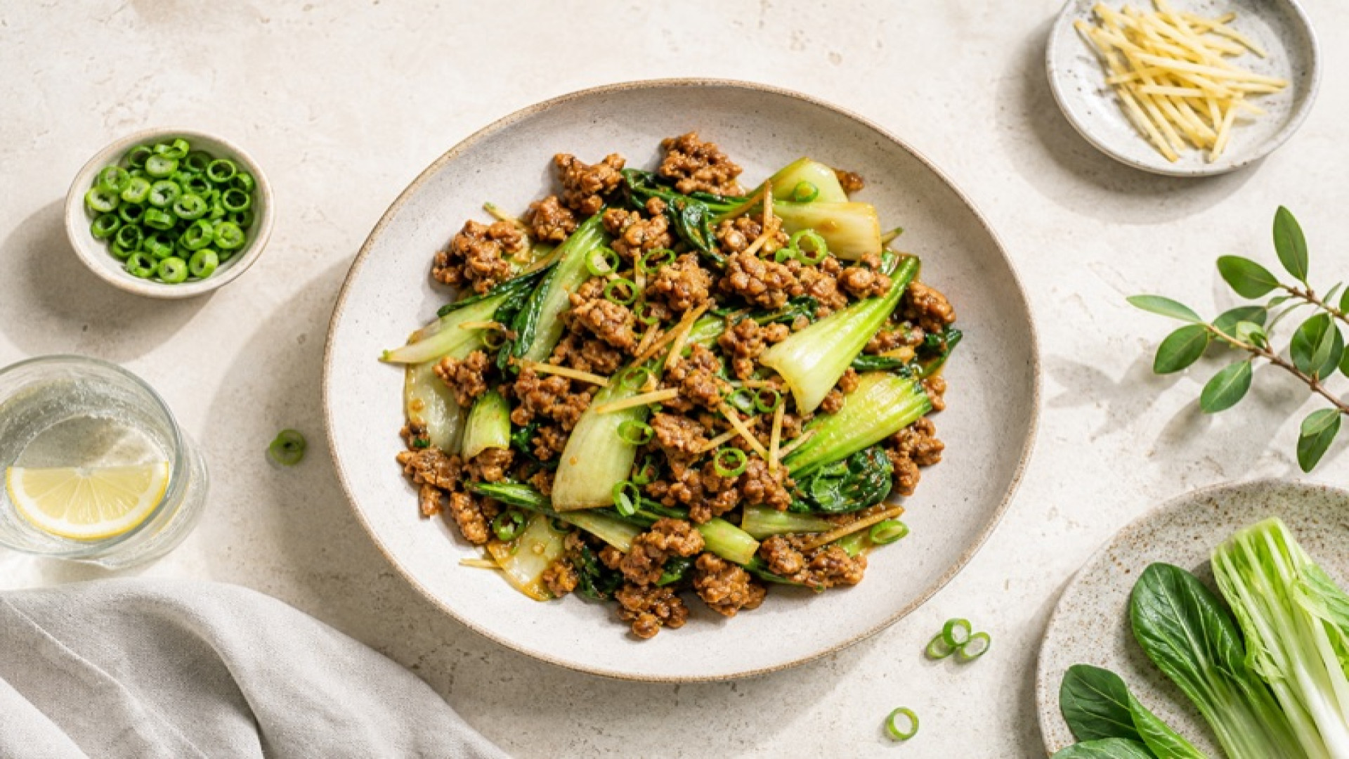 Pak-Choi-Pfanne mit Sojagranulat und Ingwer