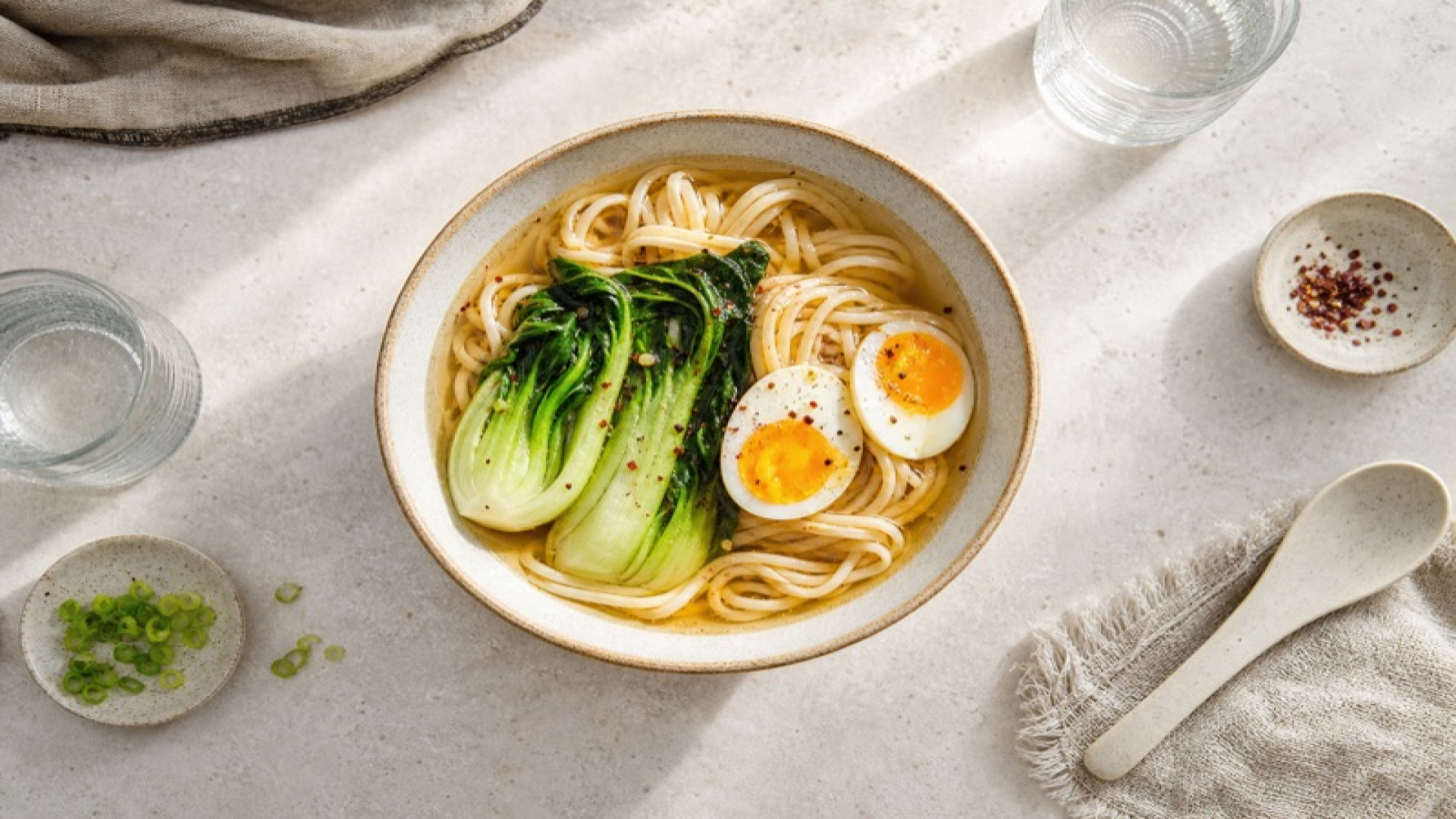 Pak-Choi-Ramen mit Ei-Teigwaren und Gemüsebrühe