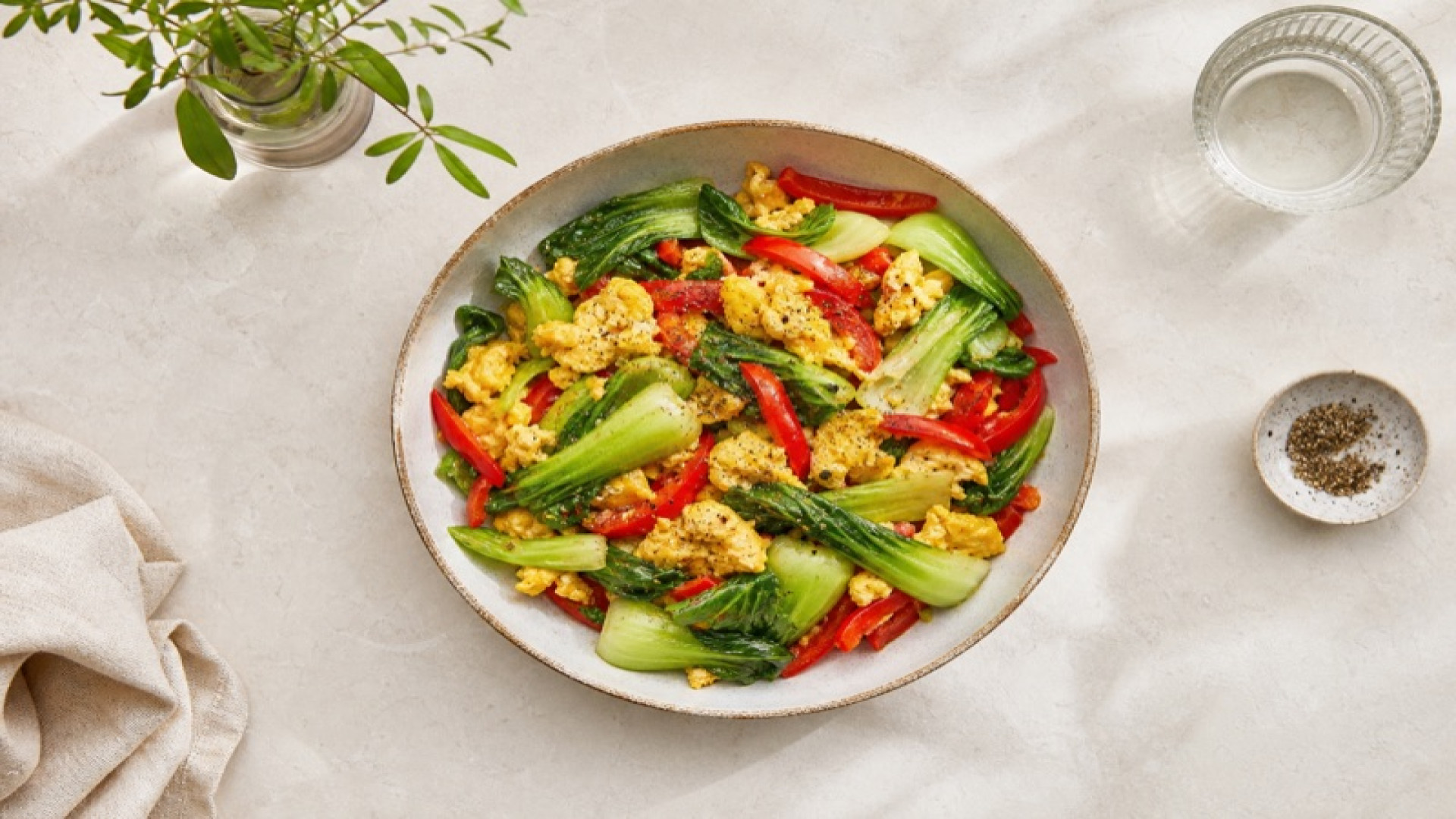 Pak-Choi-Rührei mit roter Paprika
