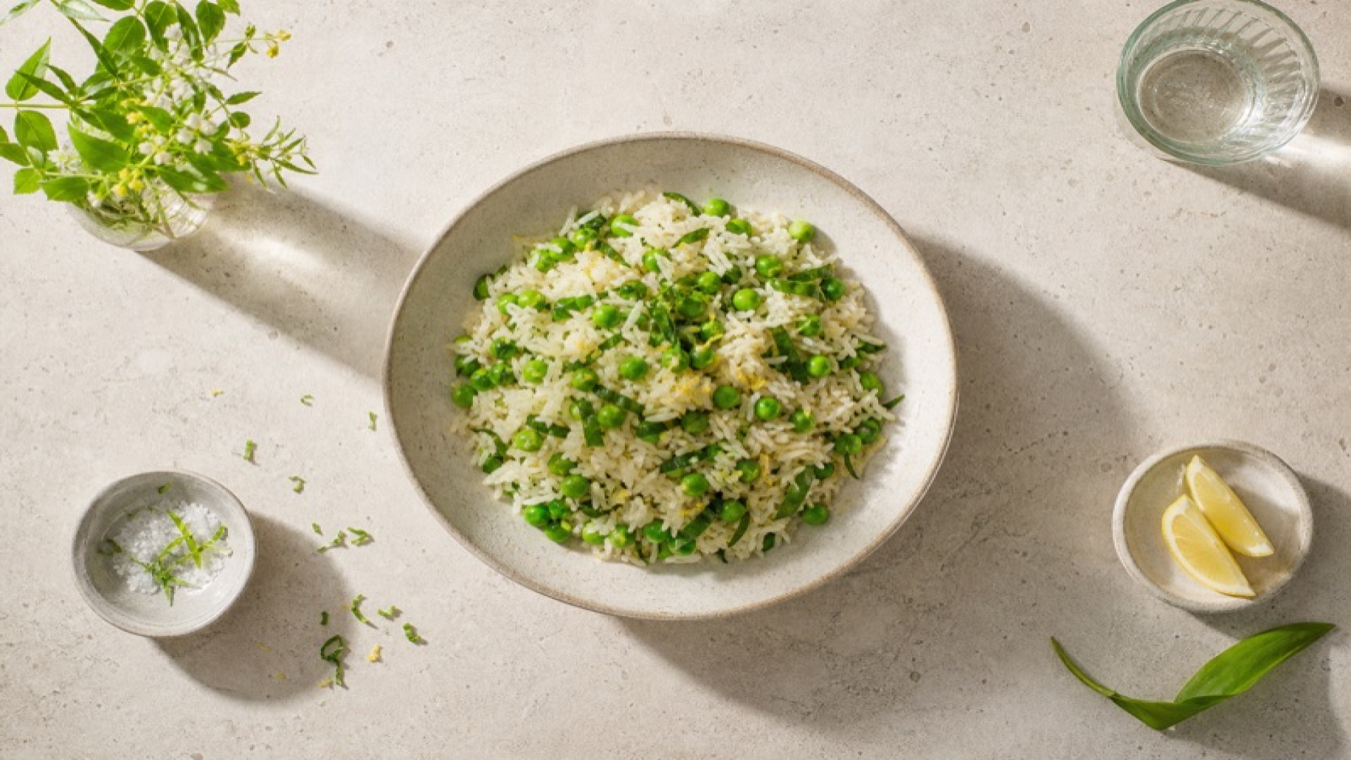 Parboiled Reis-Bowl mit grünen Erbsen und Bärlauch