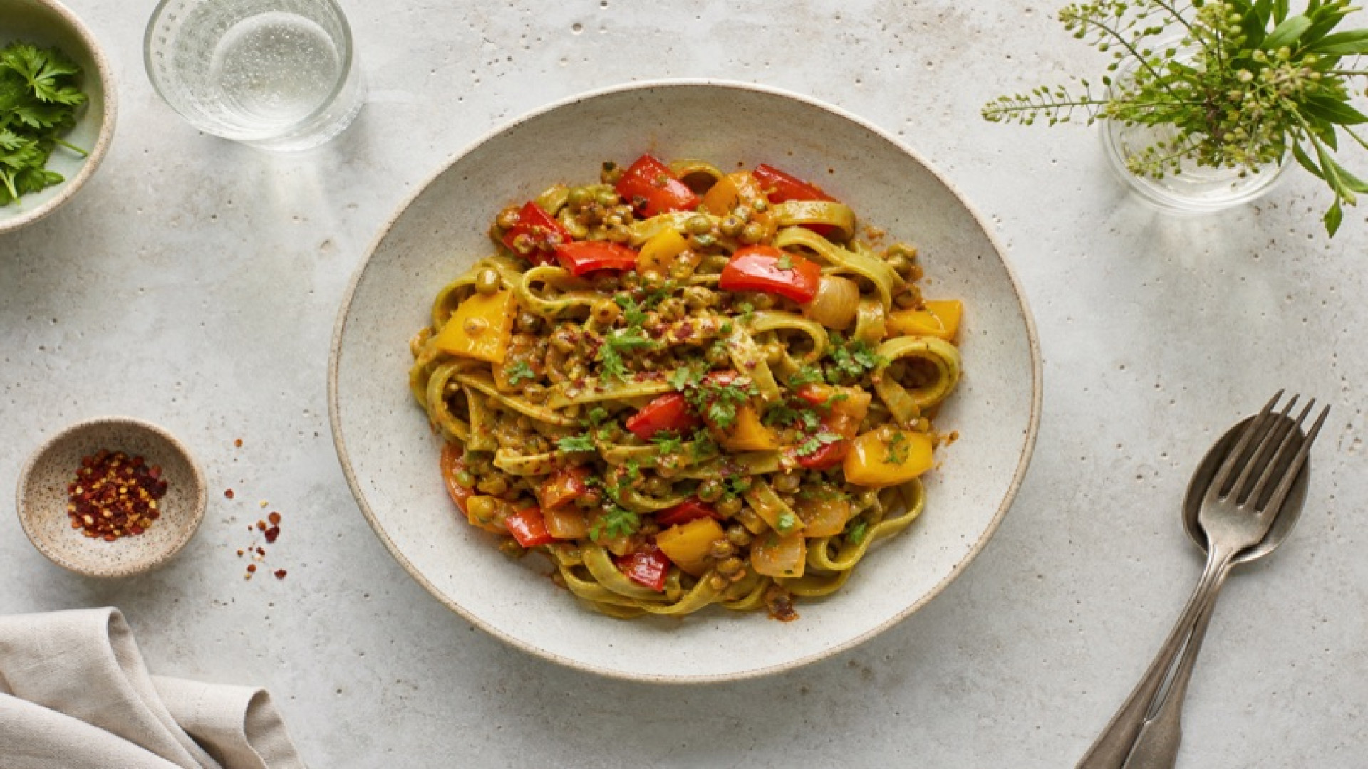 Pikante Mungbohnen-Pasta mit Paprika und Kreuzkümmel