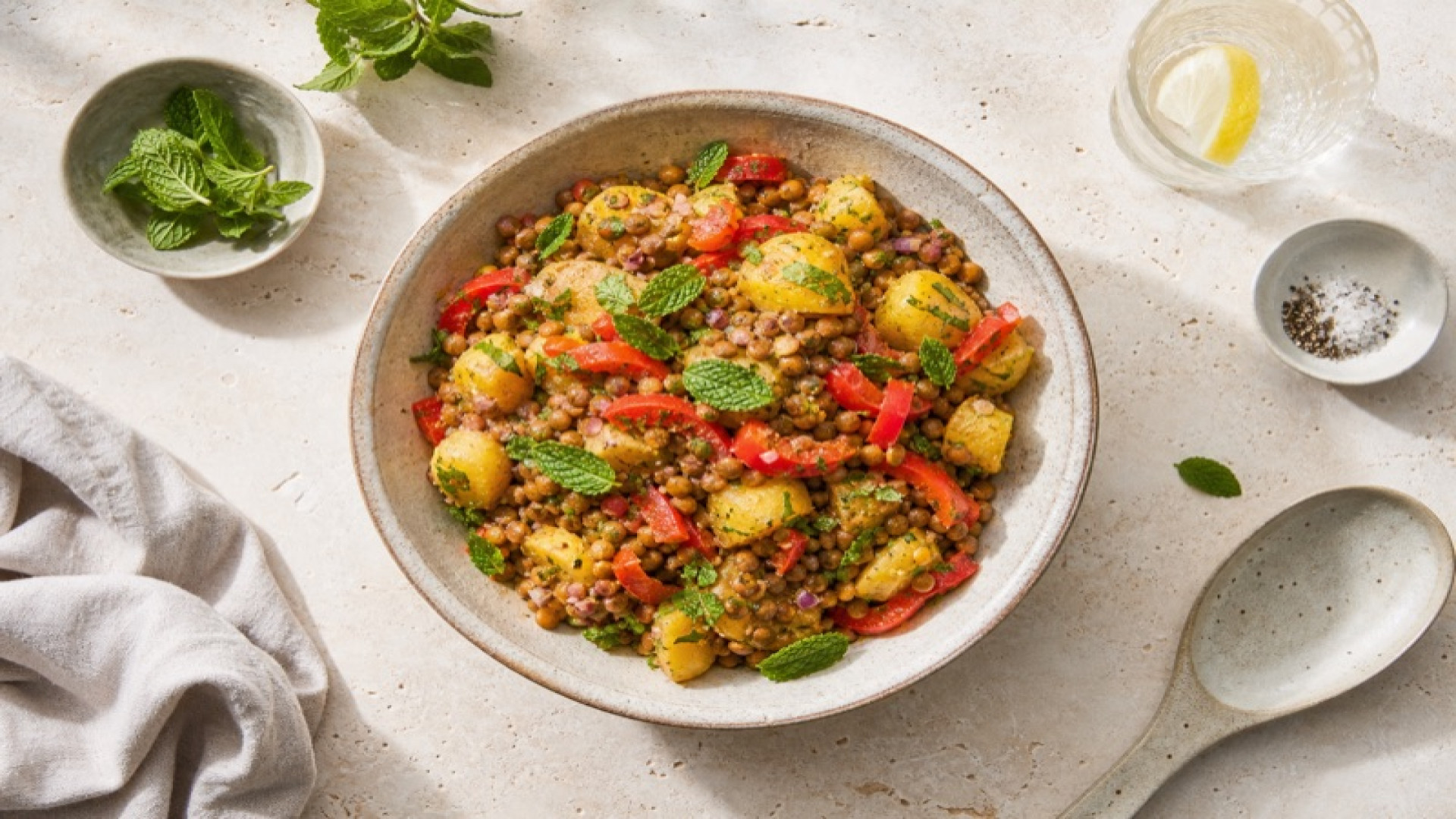 Pikanter Kartoffel-Linsen-Salat mit Paprika und Minze