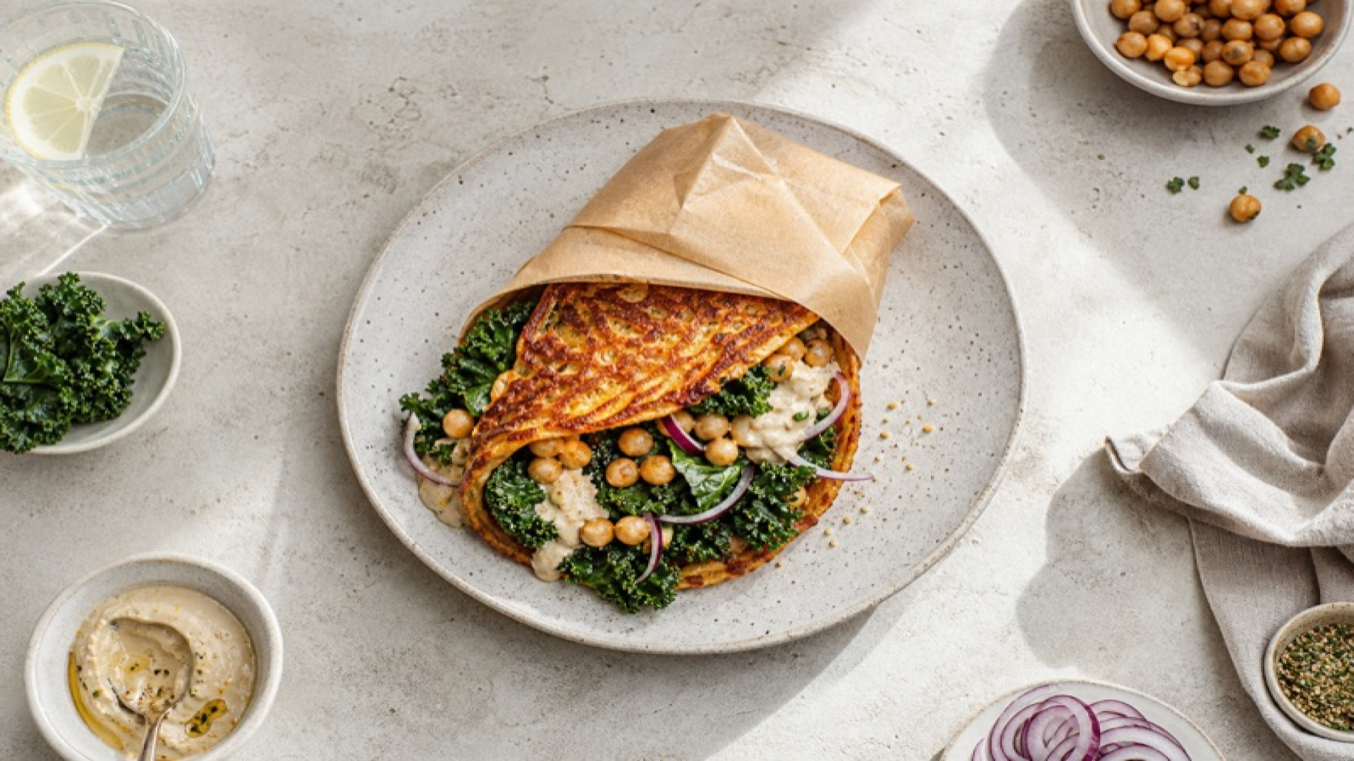 Pikanter Kartoffelpuffer-Wrap mit Grünkohl und Kichererbsen-Tahin-Creme