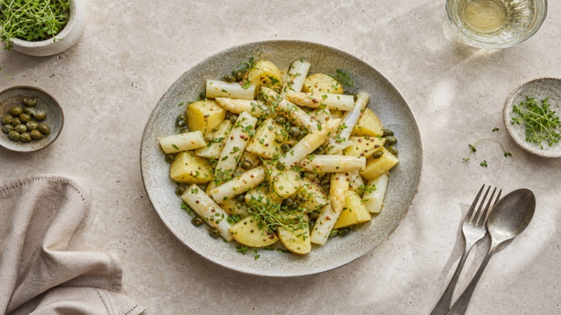 Pikanter Kartoffel-Spargel-Salat mit Senf und Kapern