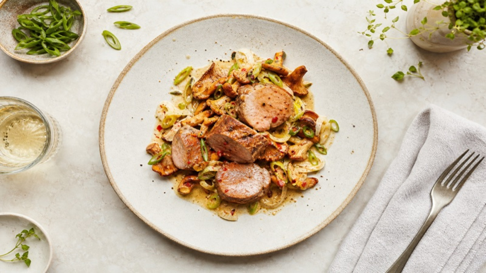 Pikantes Schwein-Filetmedaillon mit Pfifferlingen und Lauch