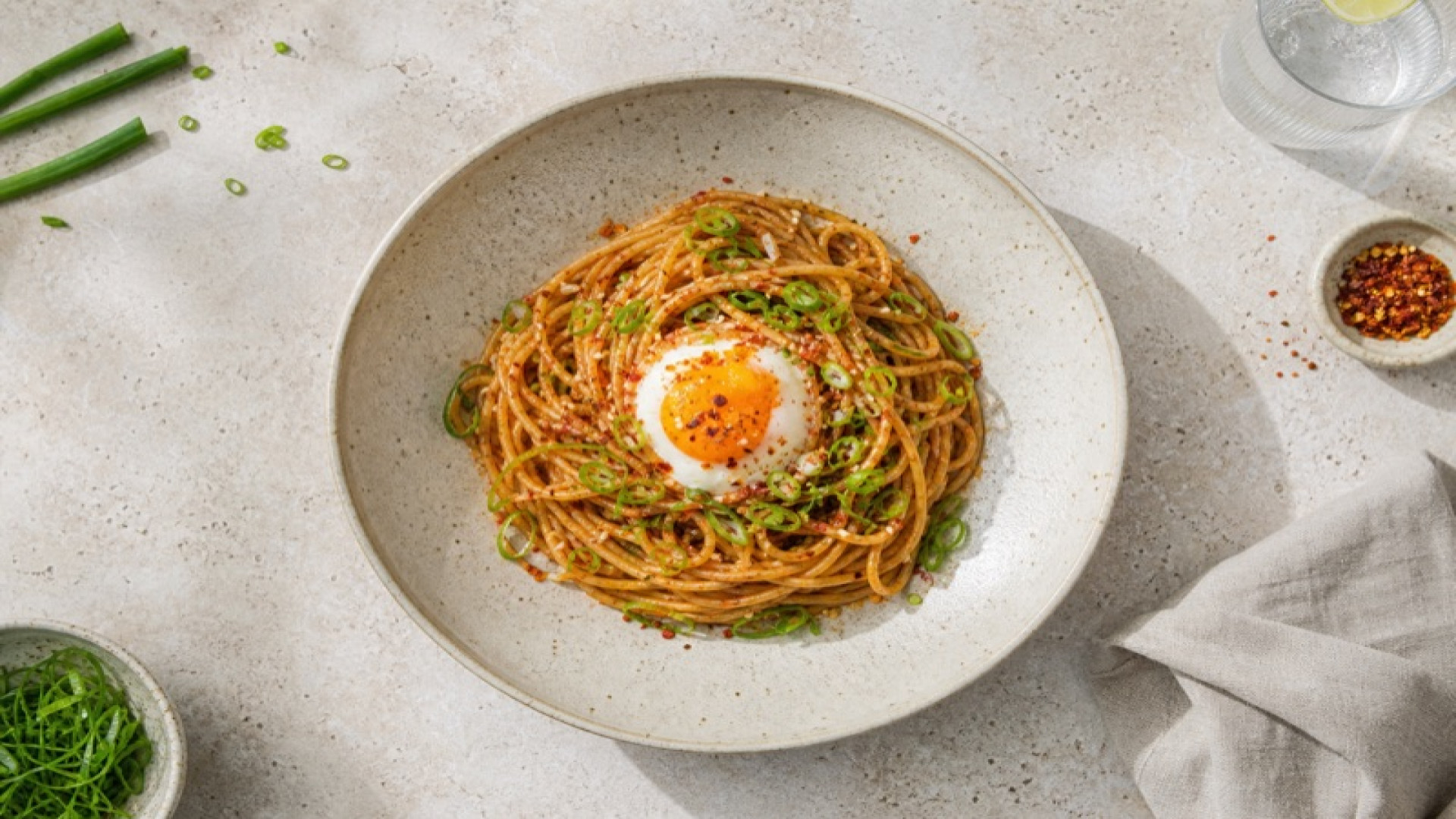 Pikantes Vollkorn-Spaghetti-Nest mit Ei und Frühlingszwiebeln
