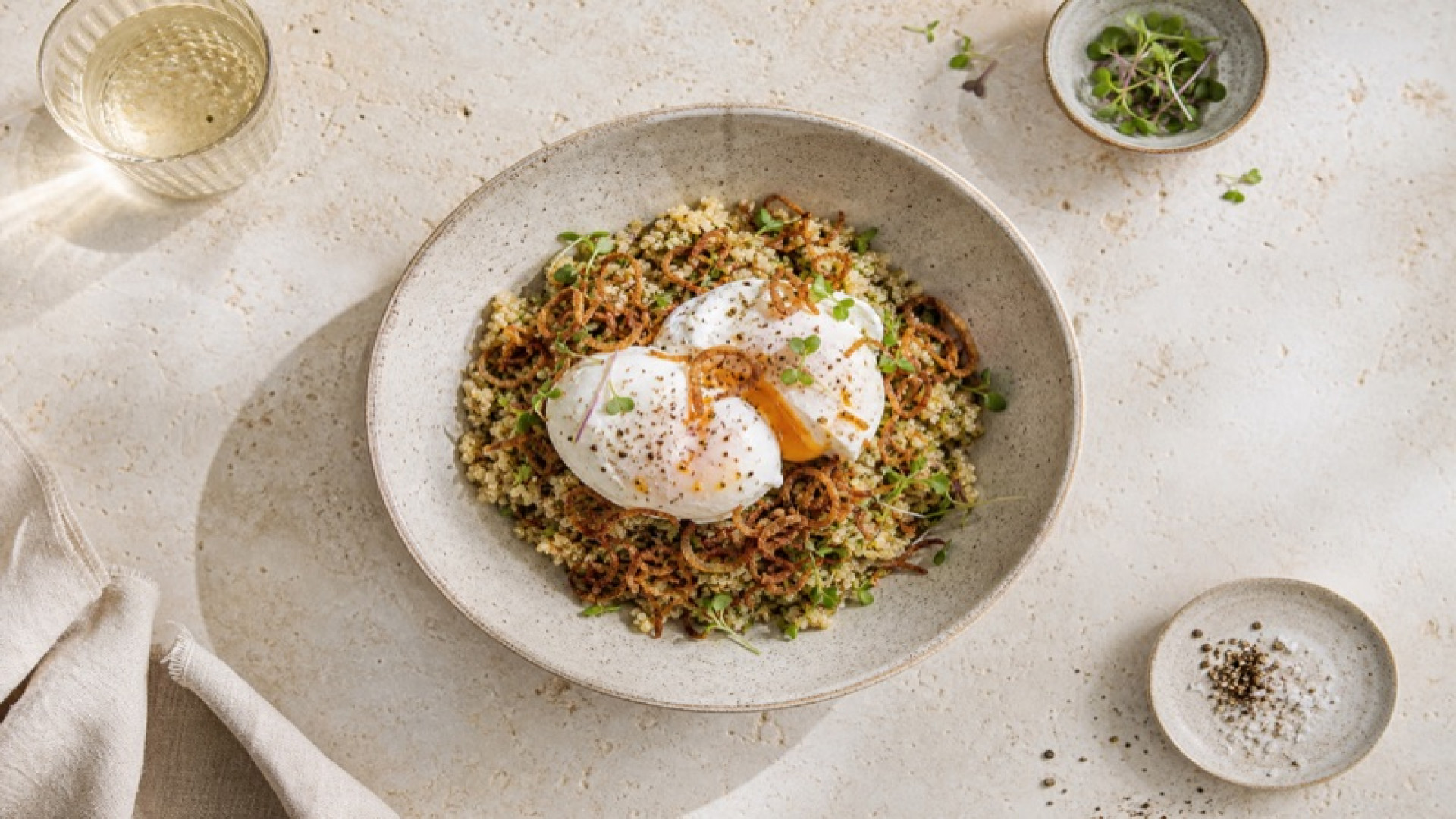 Pochierte Eier auf Quinoa mit Röstzwiebeln