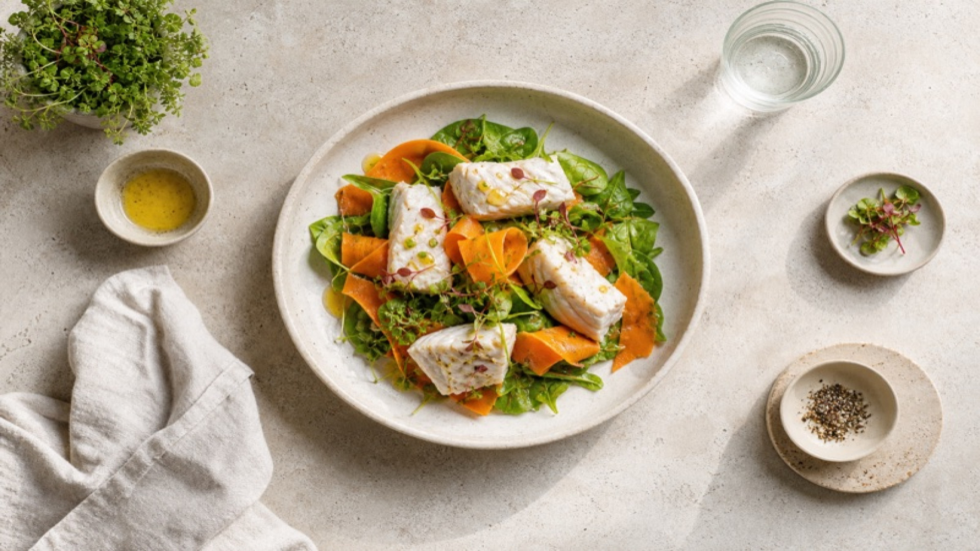 Pochierter Hecht-Salat mit Karotten und Ingwer-Dressing