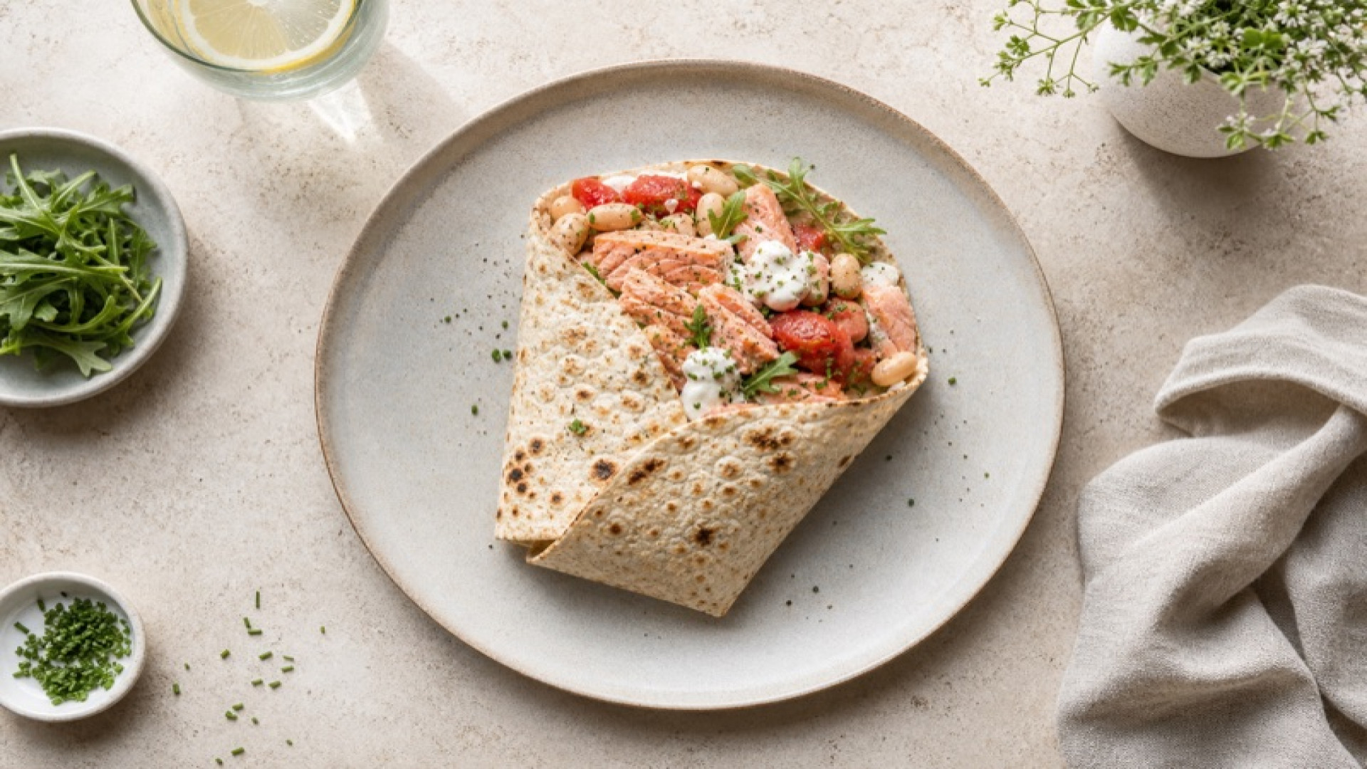 Pochierter Lachs-Wrap mit Dosentomaten und Augenbohnen