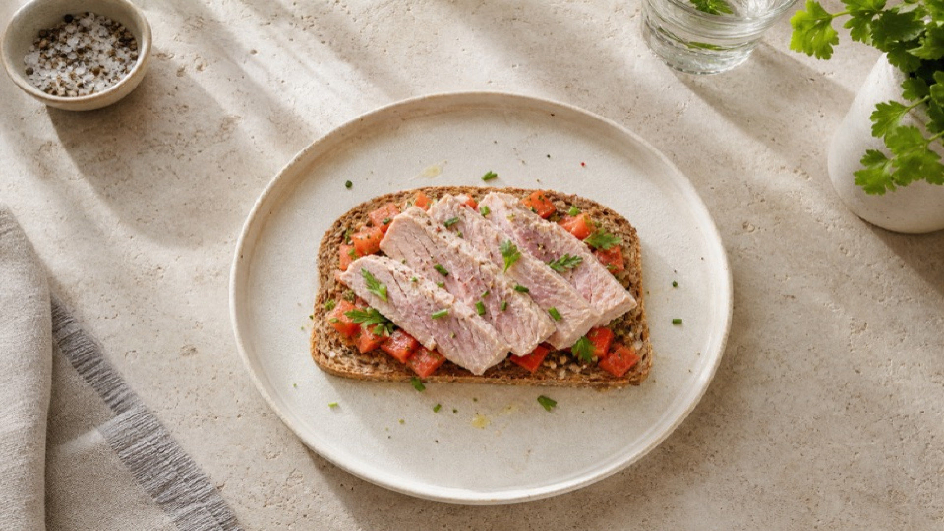 Pochierter Thunfisch auf Weizenvollkornbrot mit gewürfelten Tomaten