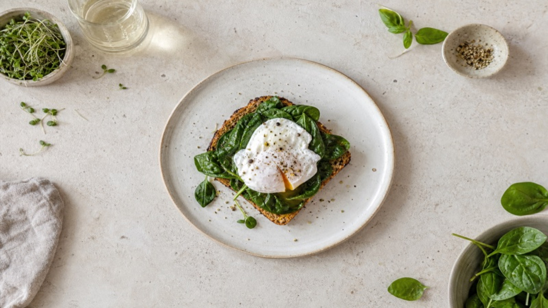 Pochiertes Ei auf Babyspinat-Vollkorntoast