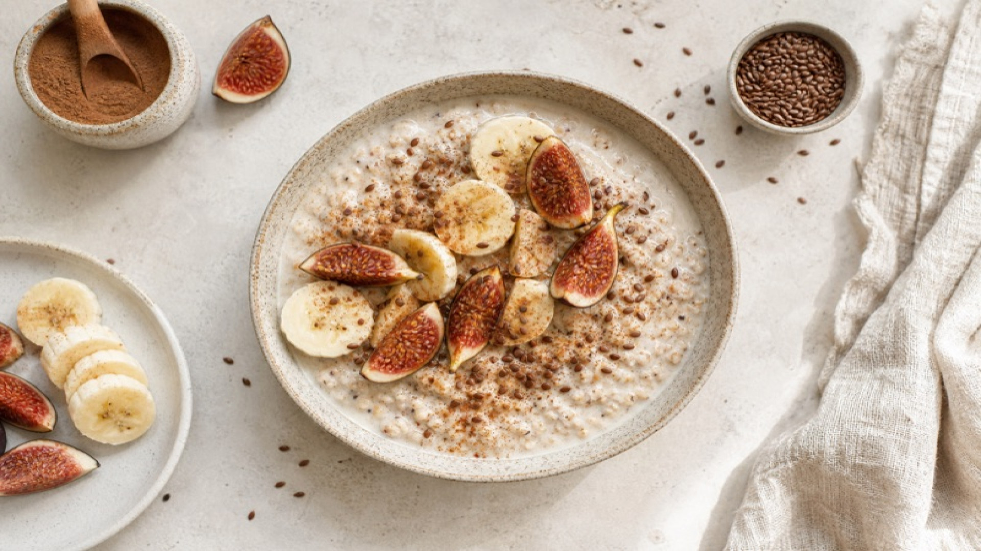 Porridge mit Bananen und Feigen