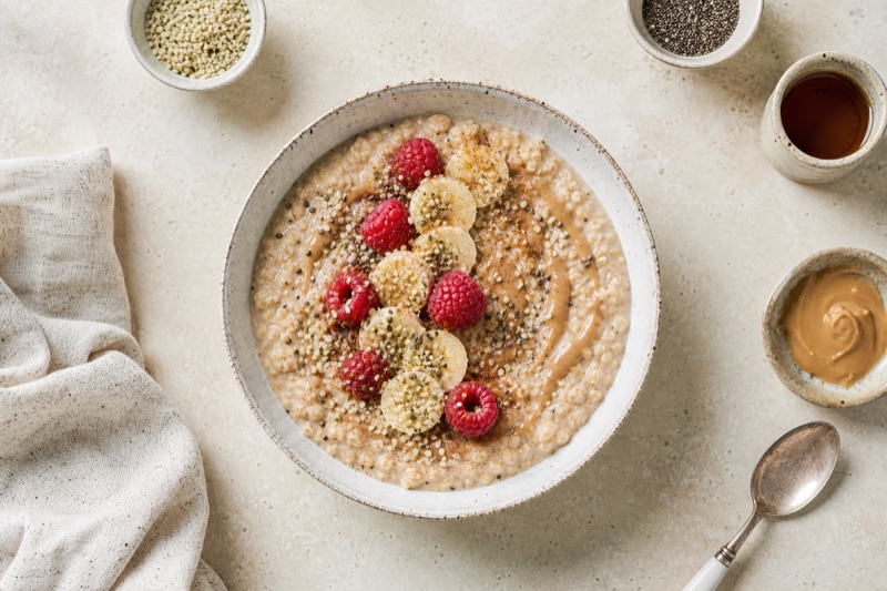 Porridge mit Hanfsamen und Beeren