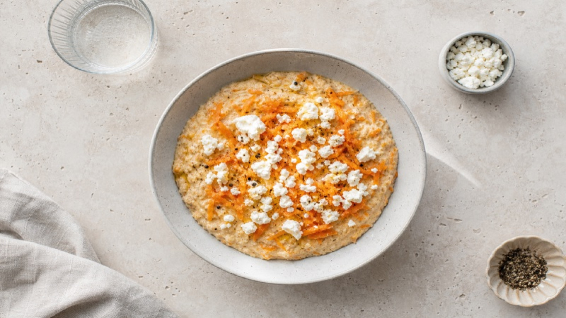 Porridge mit Hartweizenvollkorngrieß, Karotte und Ziegenkäse