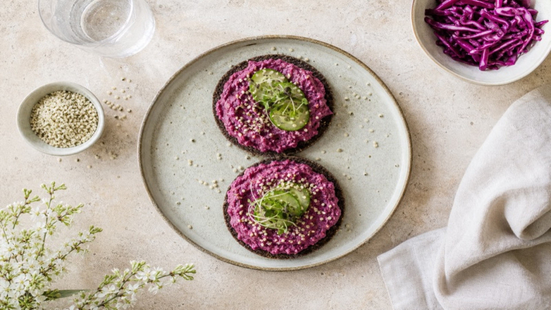 Pumpernickel-Teller mit Rotkohl-Hanfsamen-Aufstrich