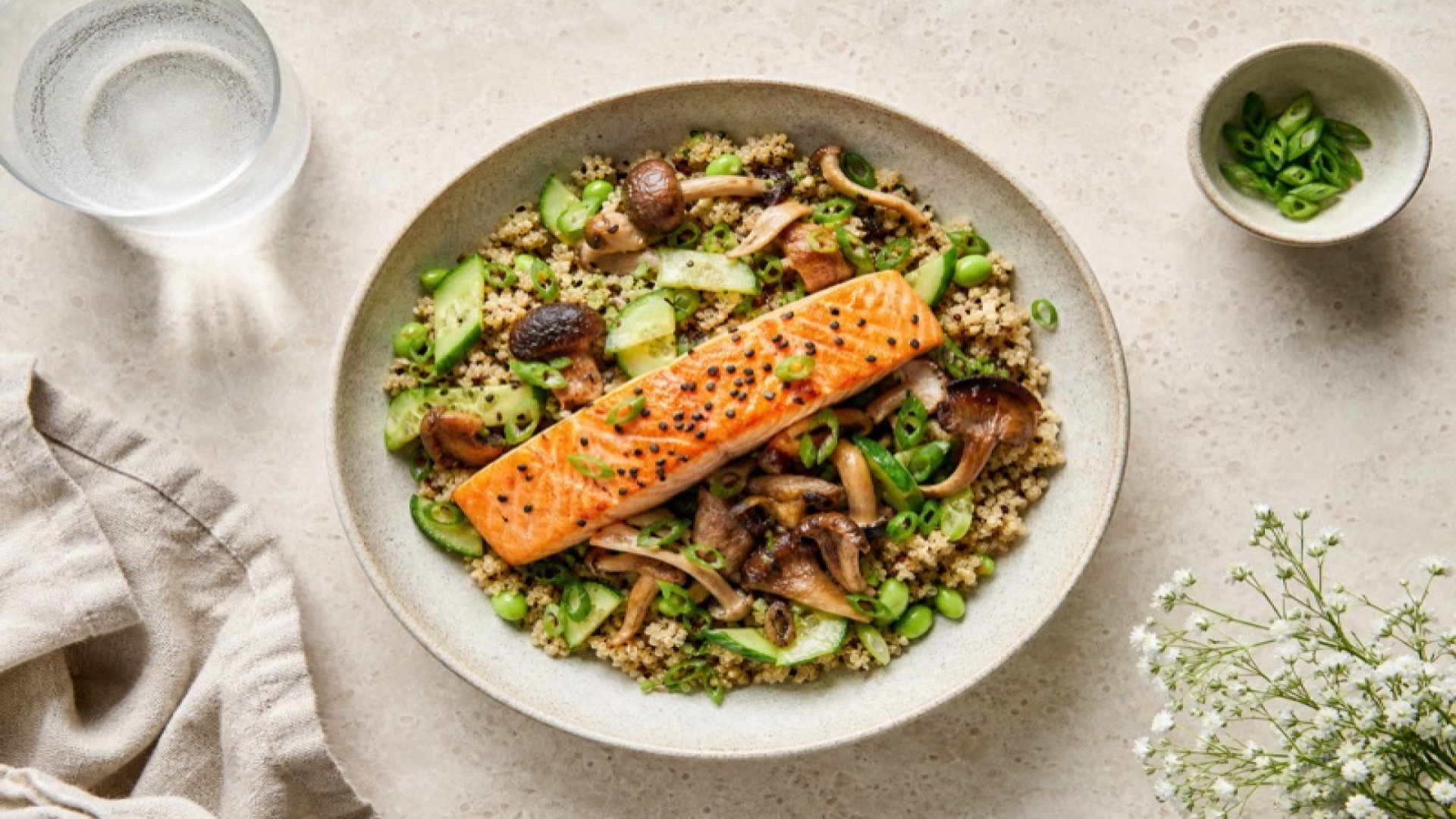 Quinoa-Bowl mit Lachs und Mischpilzen