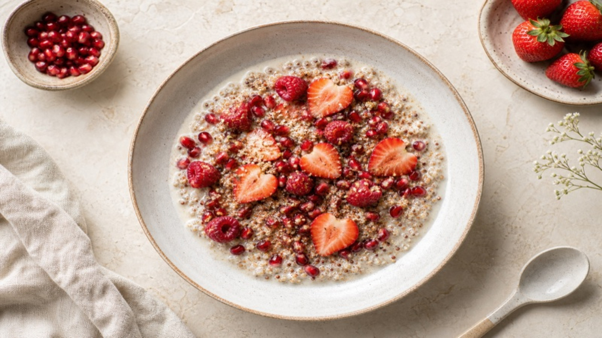 Quinoa-Breifrühstück mit Erdbeeren und Granatapfel