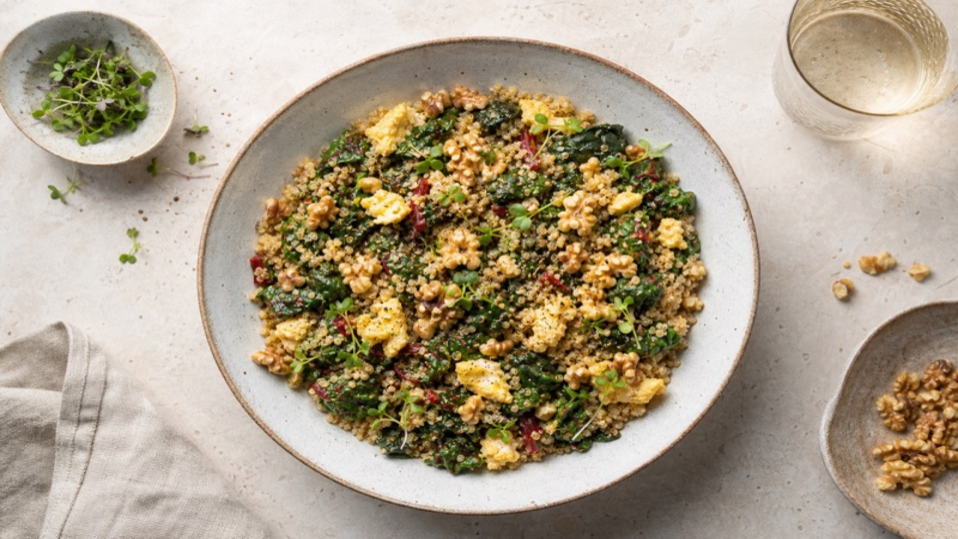 Quinoa-Ei-Pfanne mit Mangold und Walnüssen