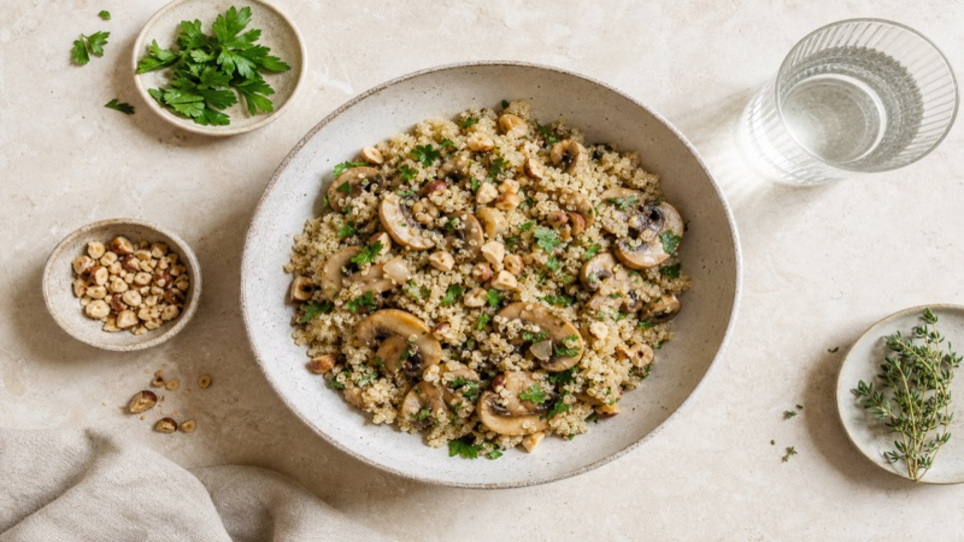 Quinoa mit Pilzen, Petersilie und Zwiebeln
