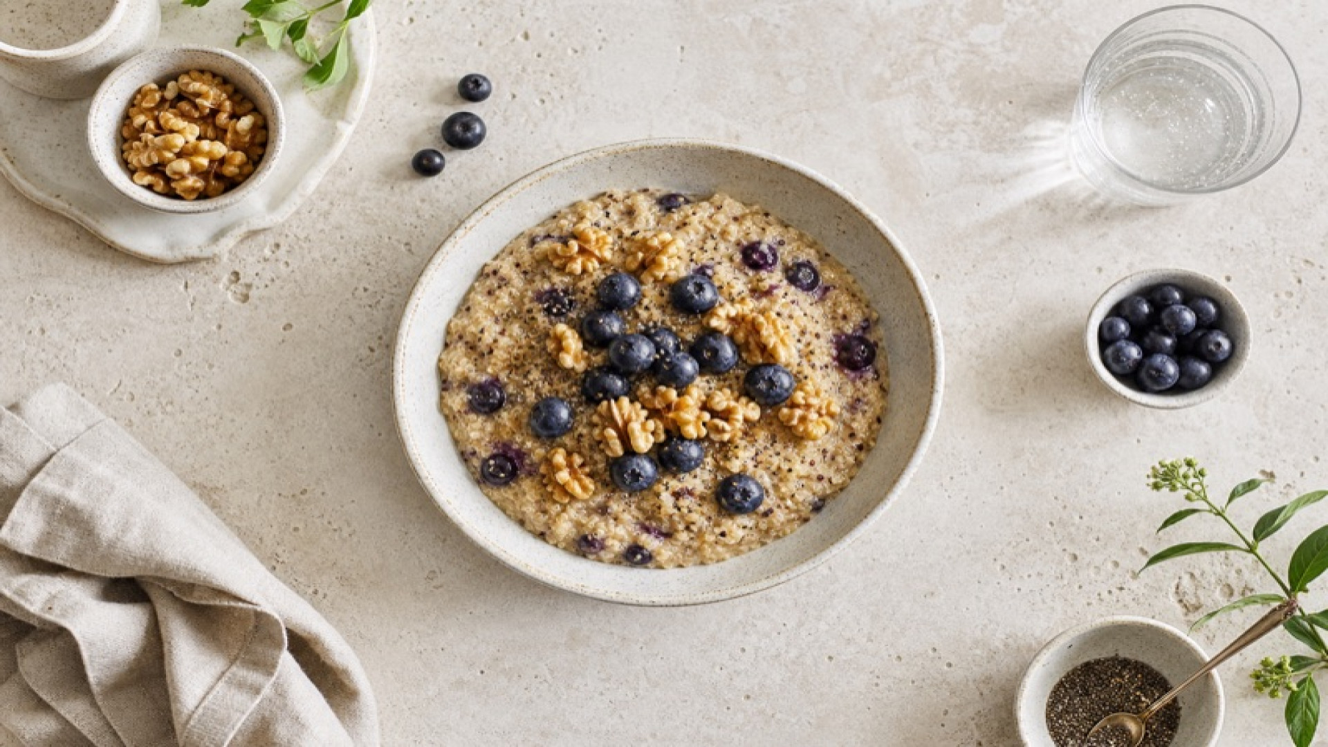 Quinoa-Porridge mit Heidelbeeren und Walnüssen