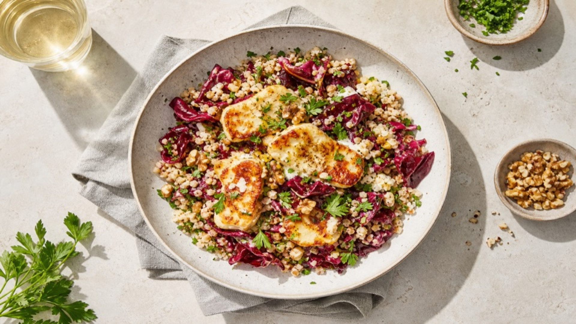 Radicchio-Bulgur-Salat mit gebackenem Halloumi