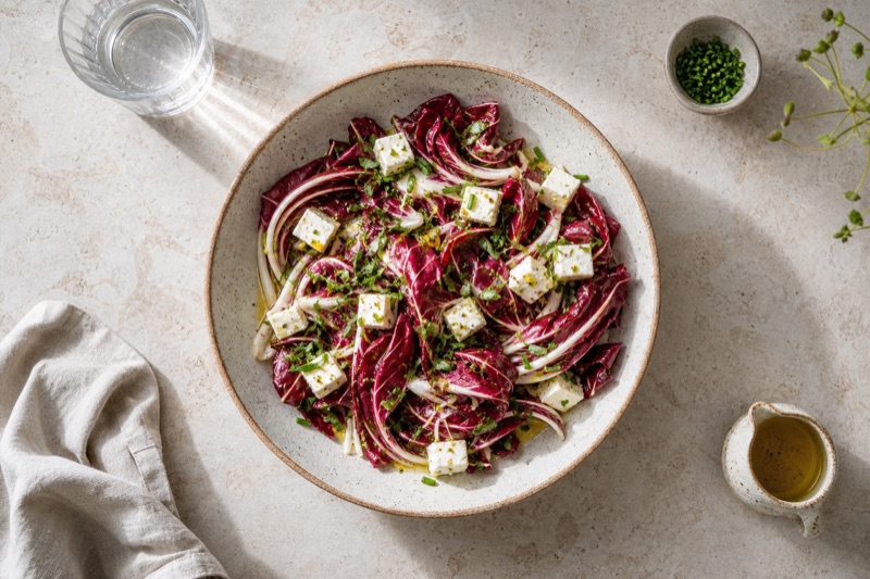 Radicchio-Salat mit Salzlakenkäse und Apfelessig