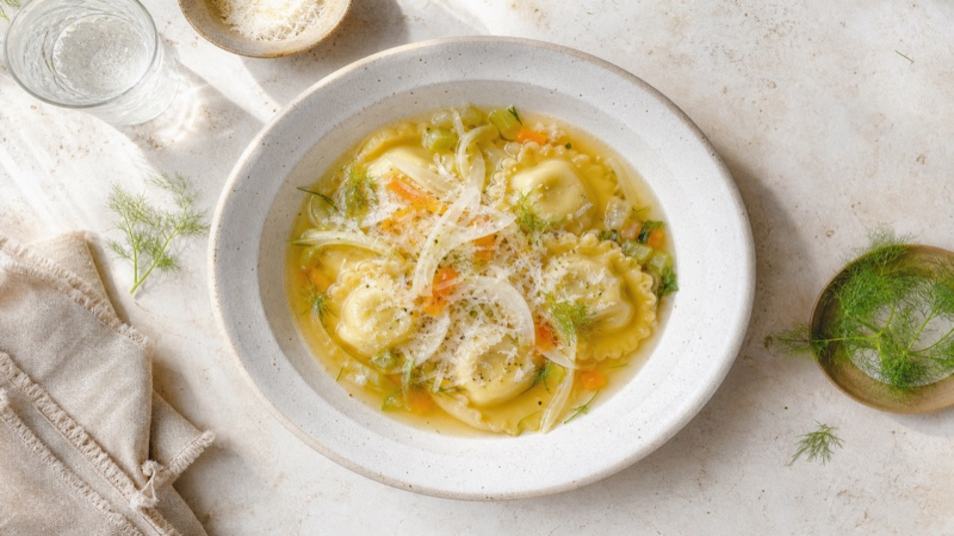Ravioli in Gemüsefenchel-Brühe mit Parmesan