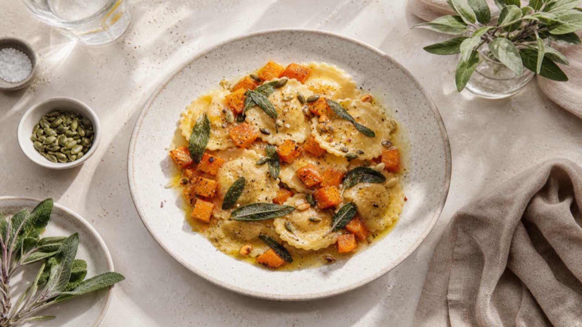 Ravioli in Salbei-Butter mit Hokkaido-Kürbis